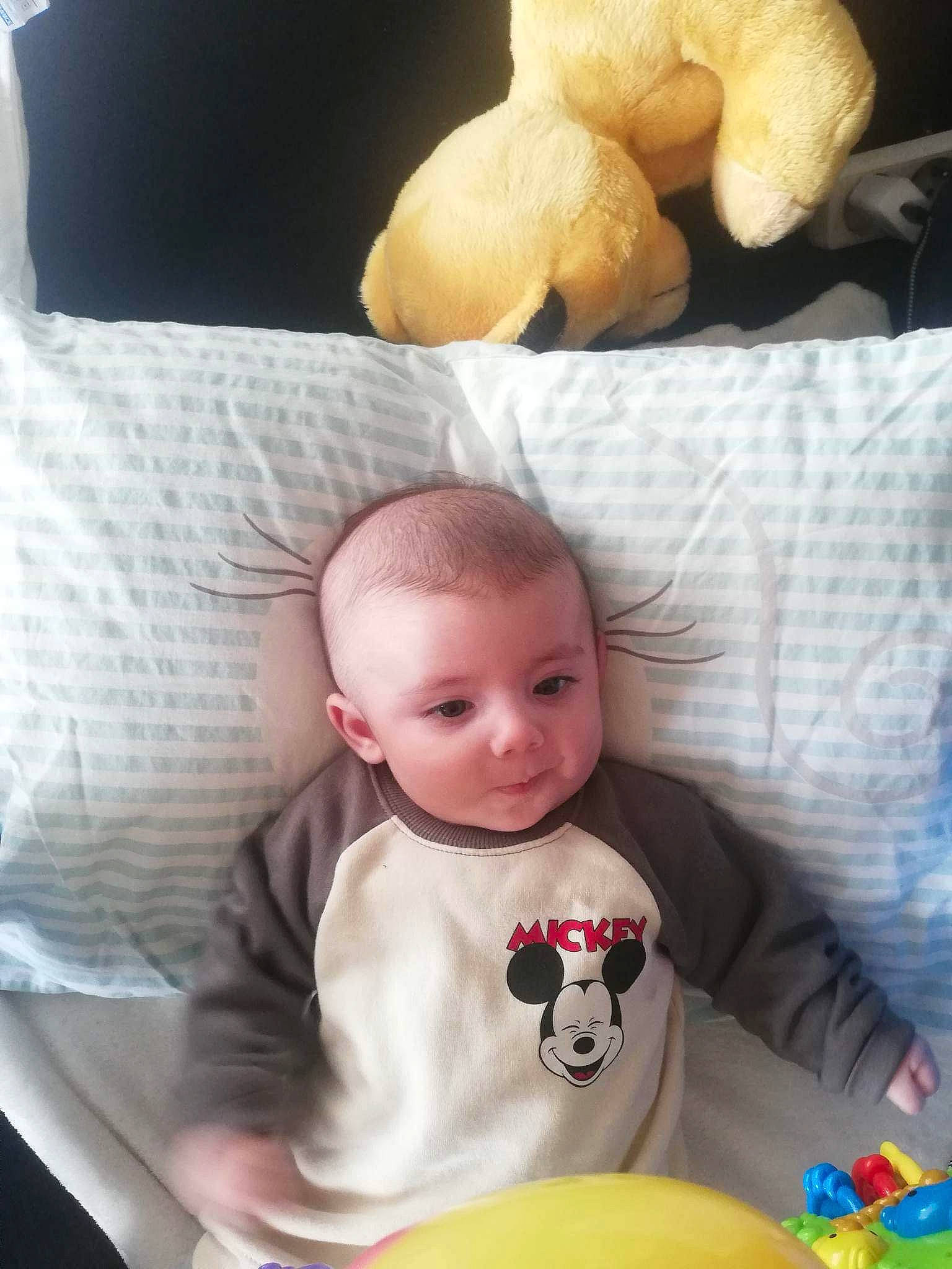 Isaak a rejoint le concours — aidez-le/la à gagner de superbes lots ! baby, baby_safety, baby_sleeping, baby_toddler_clothing, child, comfort, couch, linens, mammal, person, pillow, product, room, sleeve, textile, throw_pillow, toddler, toy, vertebrate, white