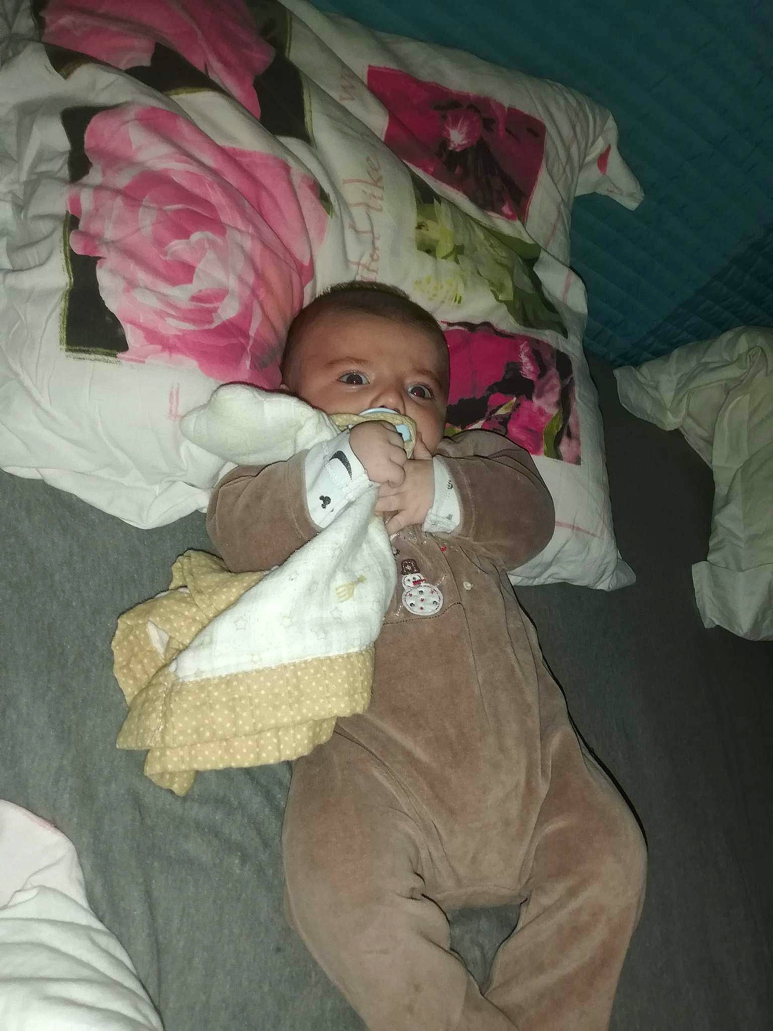 Isaak participe au concours pour gagner de l'argent avec cette photo : baby, baby_products, baby_toddler_clothing, bedtime, carmine, cheek, child, comfort, eye, facial_expression, finger, head, human_body, lap, linens, mouth, nap, person, petal, room