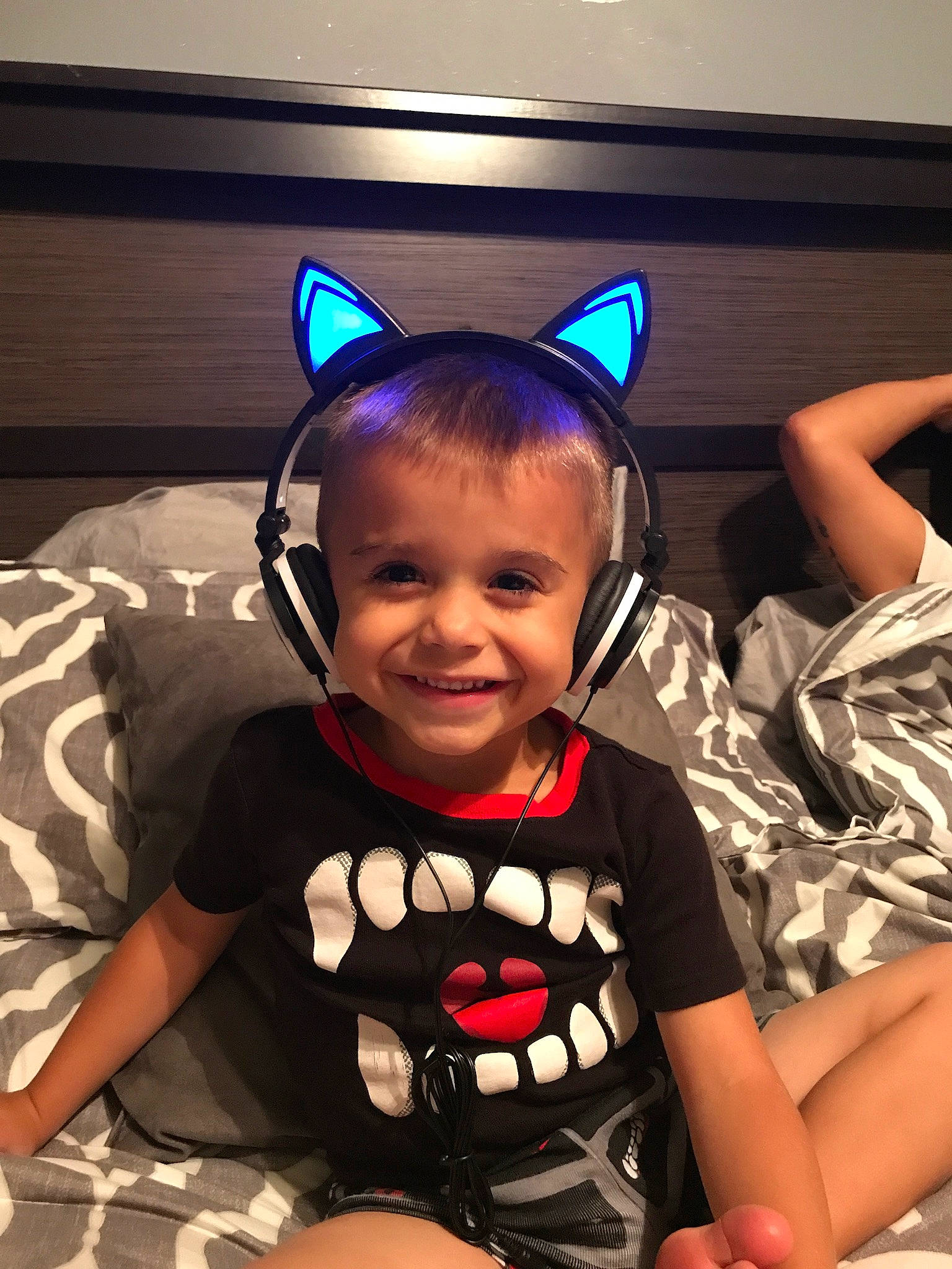 Beckham is registered to the contest to win money with this photo: cheek, child, cool, design, ear, eye, face, fawn, gadget, head, headgear, human_body, iris, joy, neck, organ, pattern, person, skin, smile