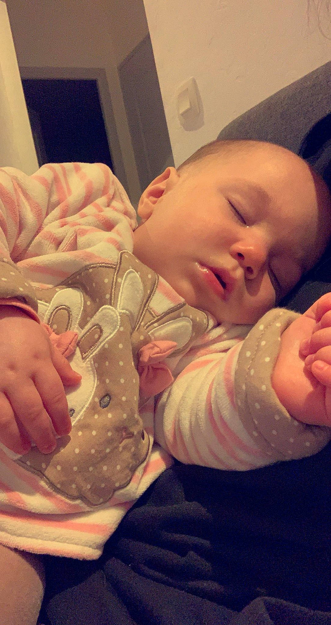 Laïna participe au concours pour gagner de l'argent avec cette photo : baby, baby_products, baby_sleeping, baby_toddler_clothing, bedtime, bib, cheek, child, comfort, finger, hand, human, nail, nap, nightwear, organ, person, skin, sleep, thumb