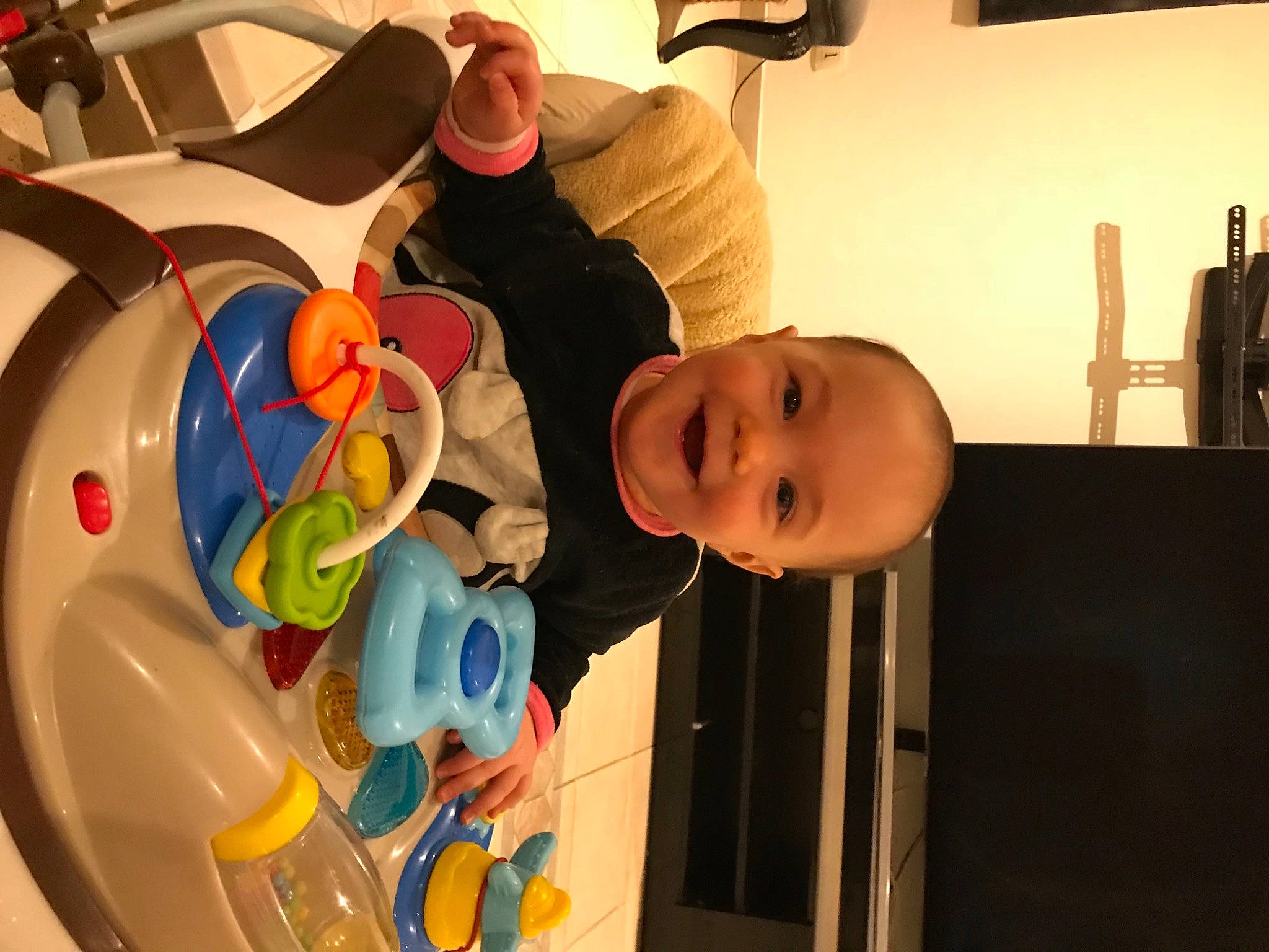 Laïna a rejoint le concours — aidez-le/la à gagner de superbes lots ! baby, baby_playing_with_toys, baby_products, baby_safety, baby_toddler_clothing, baby_toys, child, joy, person, plastic, product, toddler