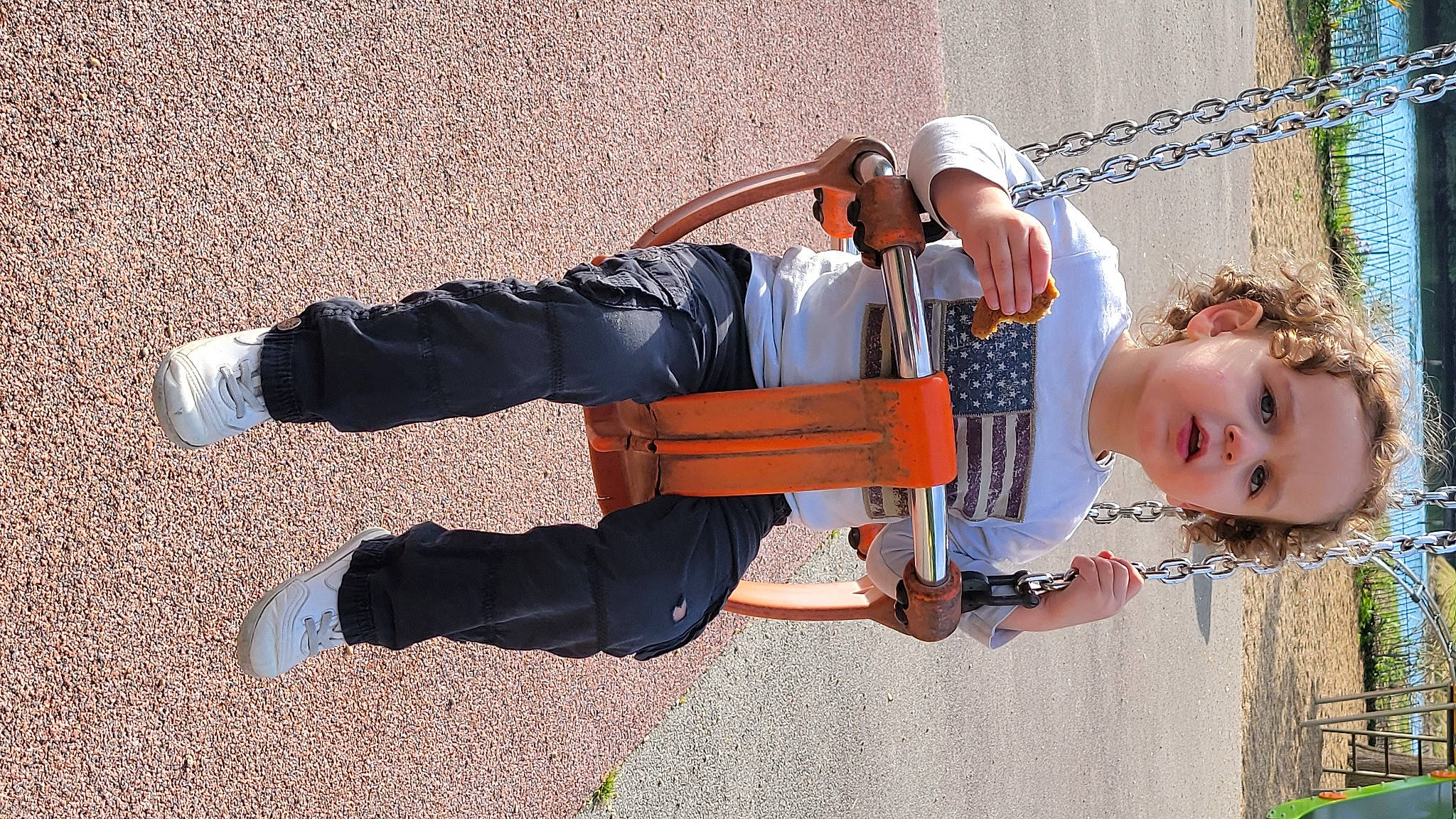 Gino a rejoint le concours — aidez-le/la à gagner de superbes lots ! baby, boot, child, city, fun, grass, human_leg, landscape, leisure, people_in_nature, person, plant, play, recreation, shadow, sitting, sneakers, soil, toddler, vacation