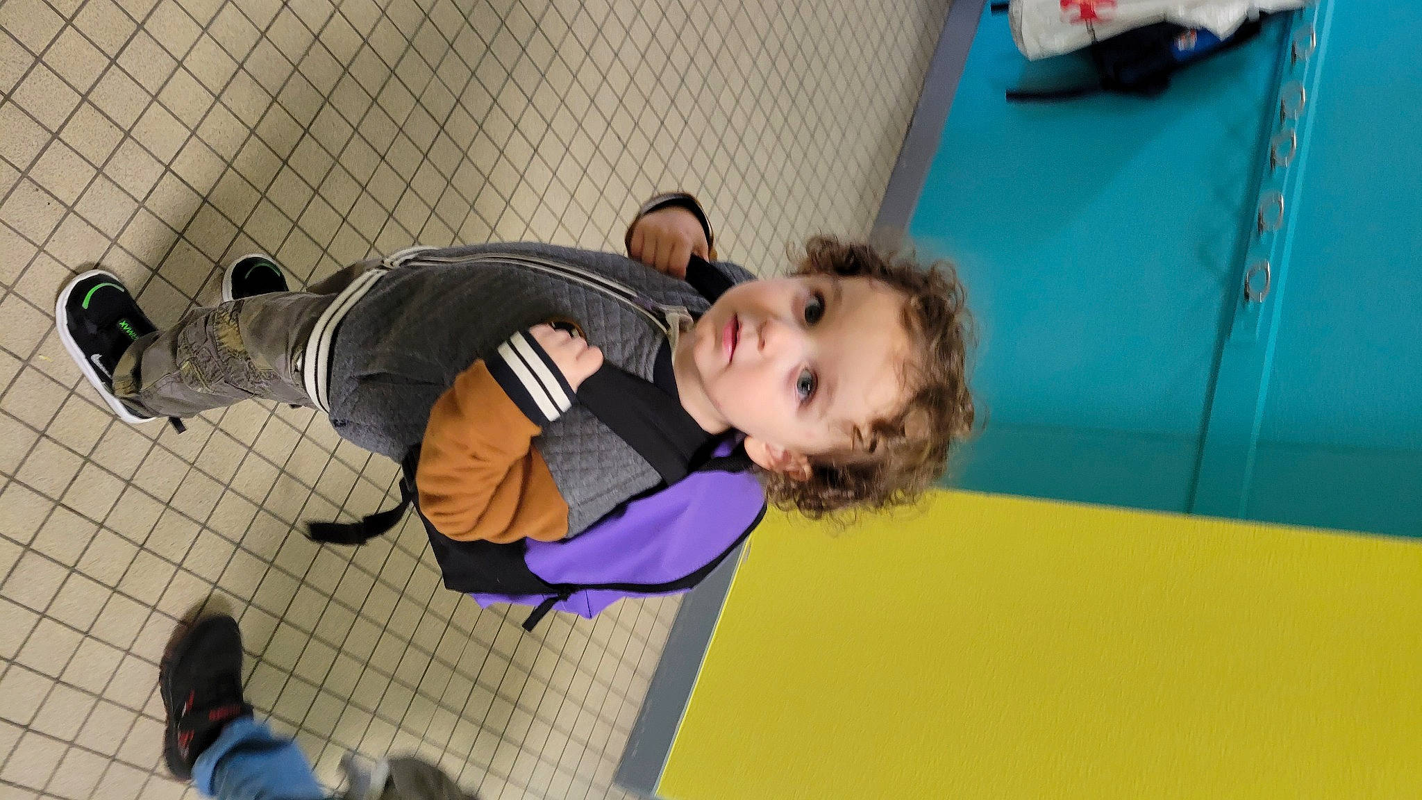 Gino a rejoint le concours — aidez-le/la à gagner de superbes lots ! child, flooring, fun, leisure, mesh, outdoor_shoe, person, play, recreation, sitting, toddler