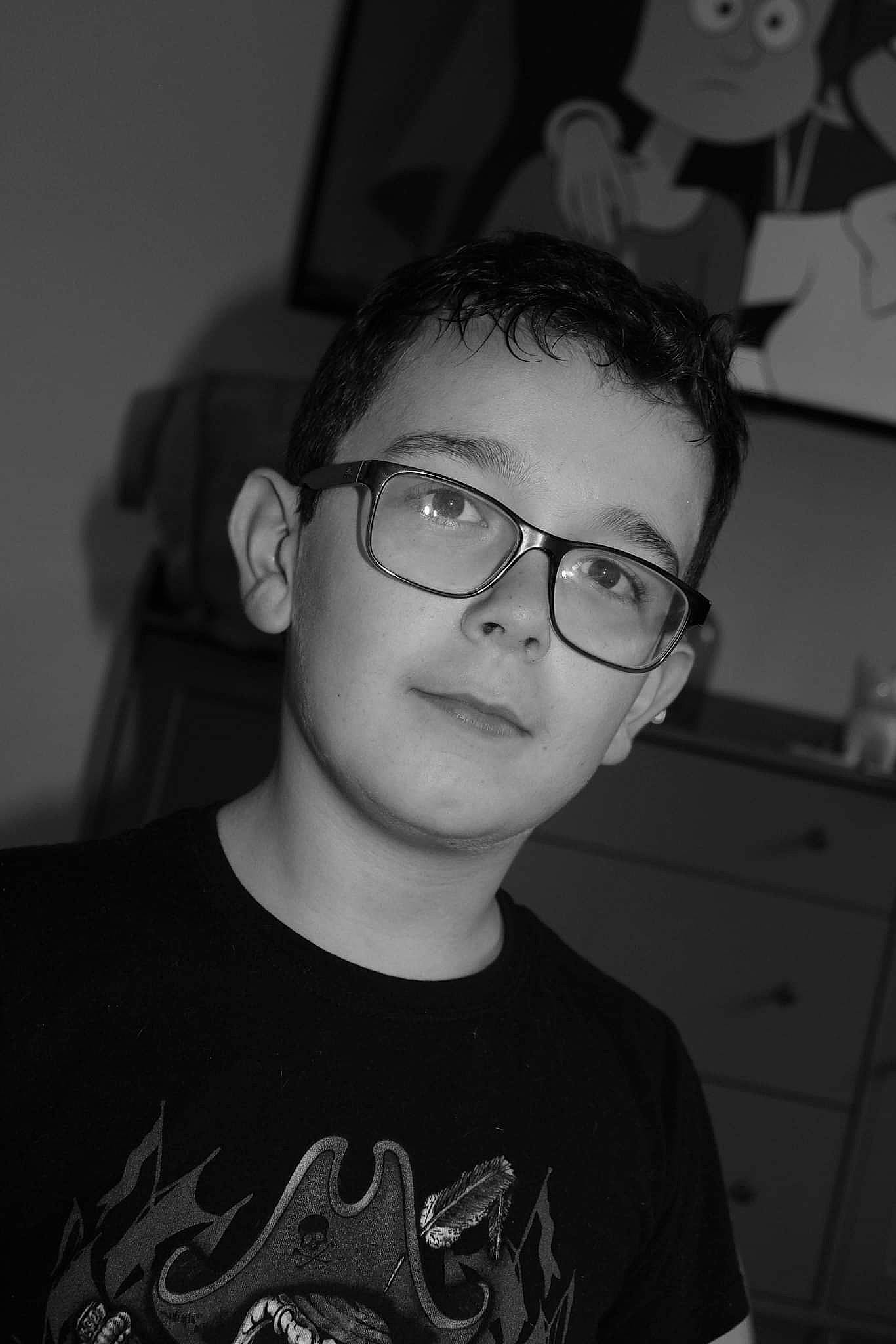 Livio participe au concours pour gagner de l'argent avec cette photo : black, black_and_white, cheek, chin, cool, eyebrow, eyewear, flash_photography, forehead, glasses, grey, hairstyle, head, jaw, organ, person, sleeve, style, t_shirt, vision_care