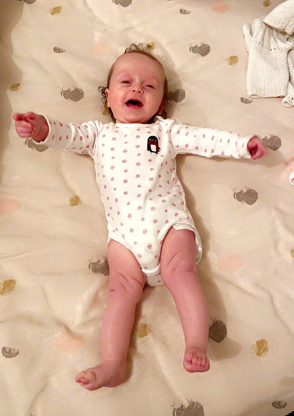 Shanna a rejoint le concours — aidez-le/la à gagner de superbes lots ! arm, baby, baby_toddler_clothing, cheek, child, comfort, eye, face, finger, fun, head, human_body, linens, mouth, pattern, person, pink, skin, sleeve, textile