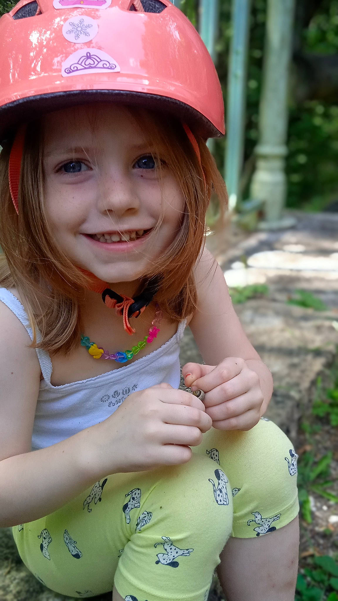 Liséa participe au concours pour gagner de l'argent avec cette photo : cap, child, clothing, eye, face, facial_expression, fun, grass, happy, hard_hat, head, headwear, helmet, joy, leisure, people_in_nature, person, pink, plant, recreation