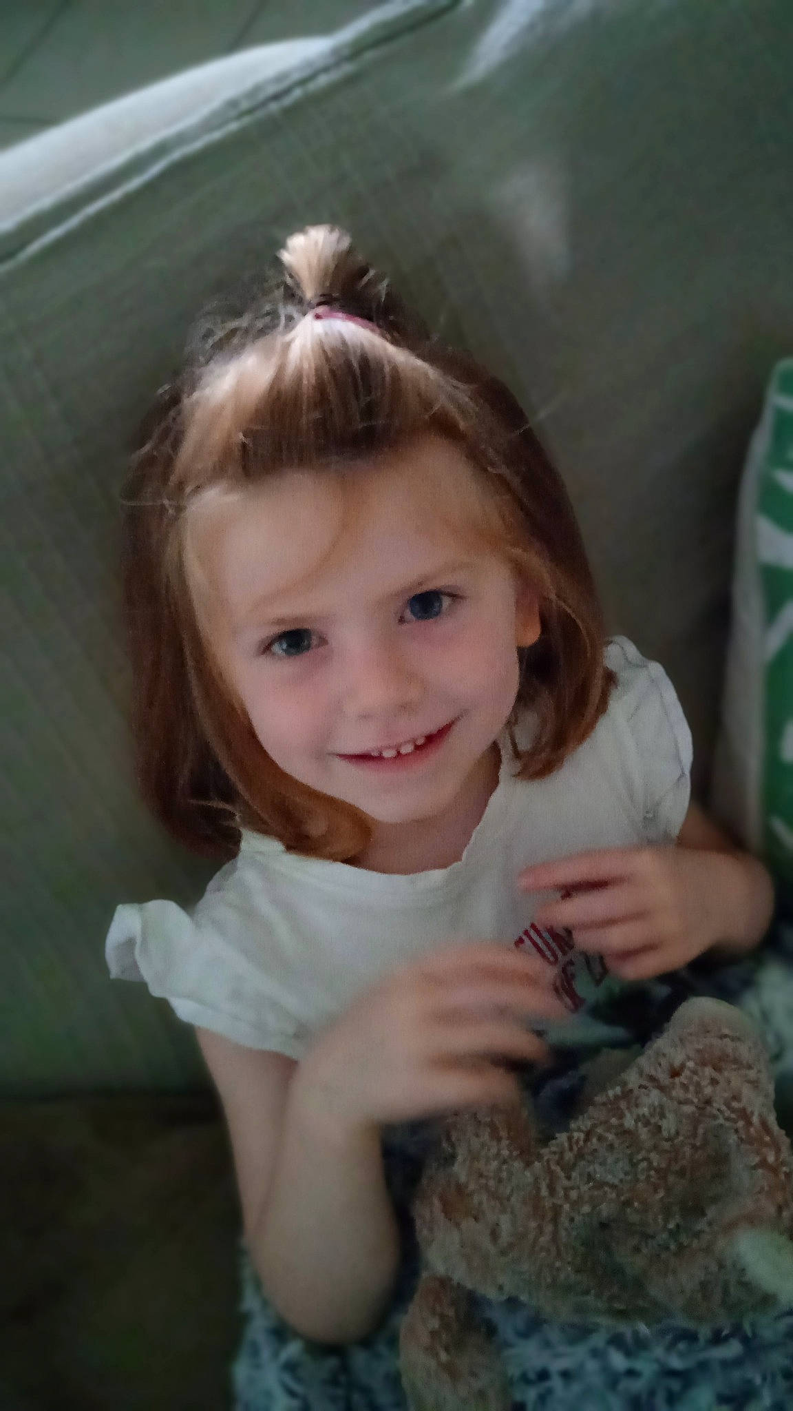 Liséa a rejoint le concours — aidez-le/la à gagner de superbes lots ! bangs, blond, brown_hair, cheek, child, dress, eyelash, flash_photography, fun, grass, hair, happy, head, iris, joy, lip, long_hair, person, skin, smile