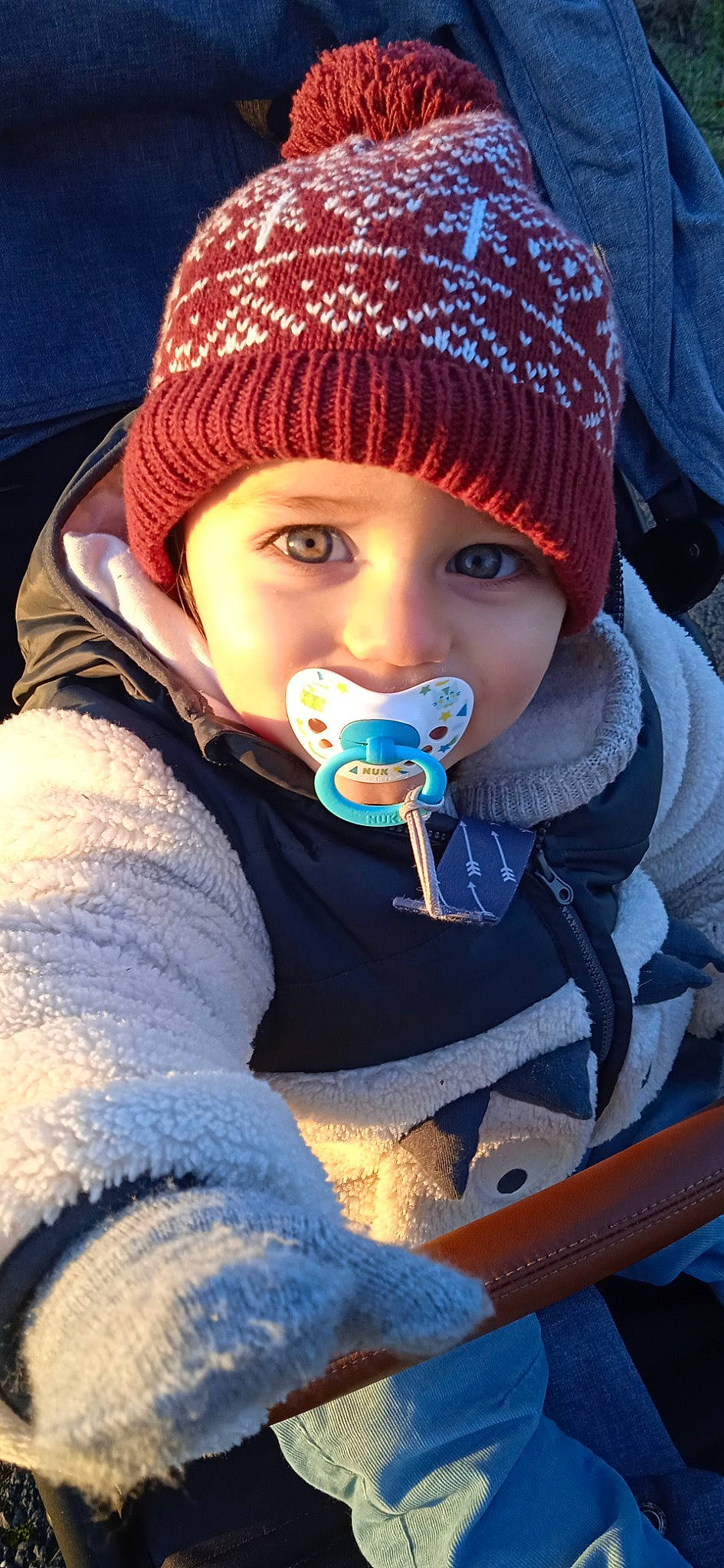 Raphaël a rejoint le concours — aidez-le/la à gagner de superbes lots ! baby, baby_toddler_clothing, cap, cheek, cool, eye, facial_expression, freezing, head, headgear, headwear, human_body, jacket, lip, mouth, nose, organ, outerwear, person, photograph