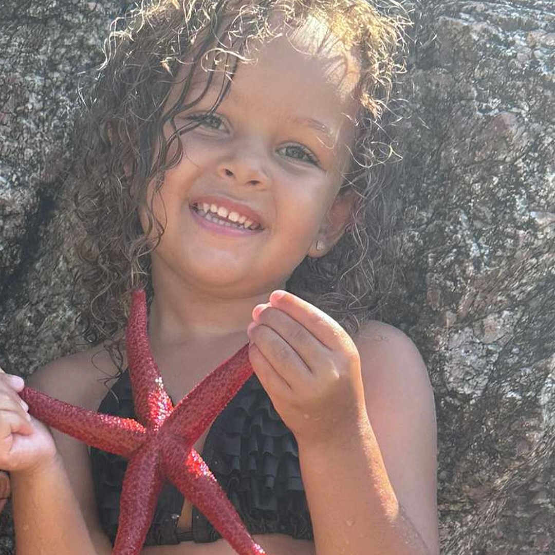 Sheyla a rejoint le concours — aidez-le/la à gagner de superbes lots ! animal, bodypart, child, face, female, finger, girl, hair, hand, happy, head, invertebrate, person, photography, portrait, rock, sealife, smile, starfish, summer