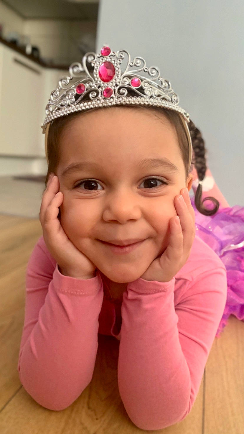 Emna a rejoint le concours — aidez-le/la à gagner de superbes lots ! baby, cheek, child, child_model, crown, face, facial_expression, fashion_accessory, forehead, hair_accessory, head, headband, headgear, headpiece, headwear, joy, lip, person, pink, skin