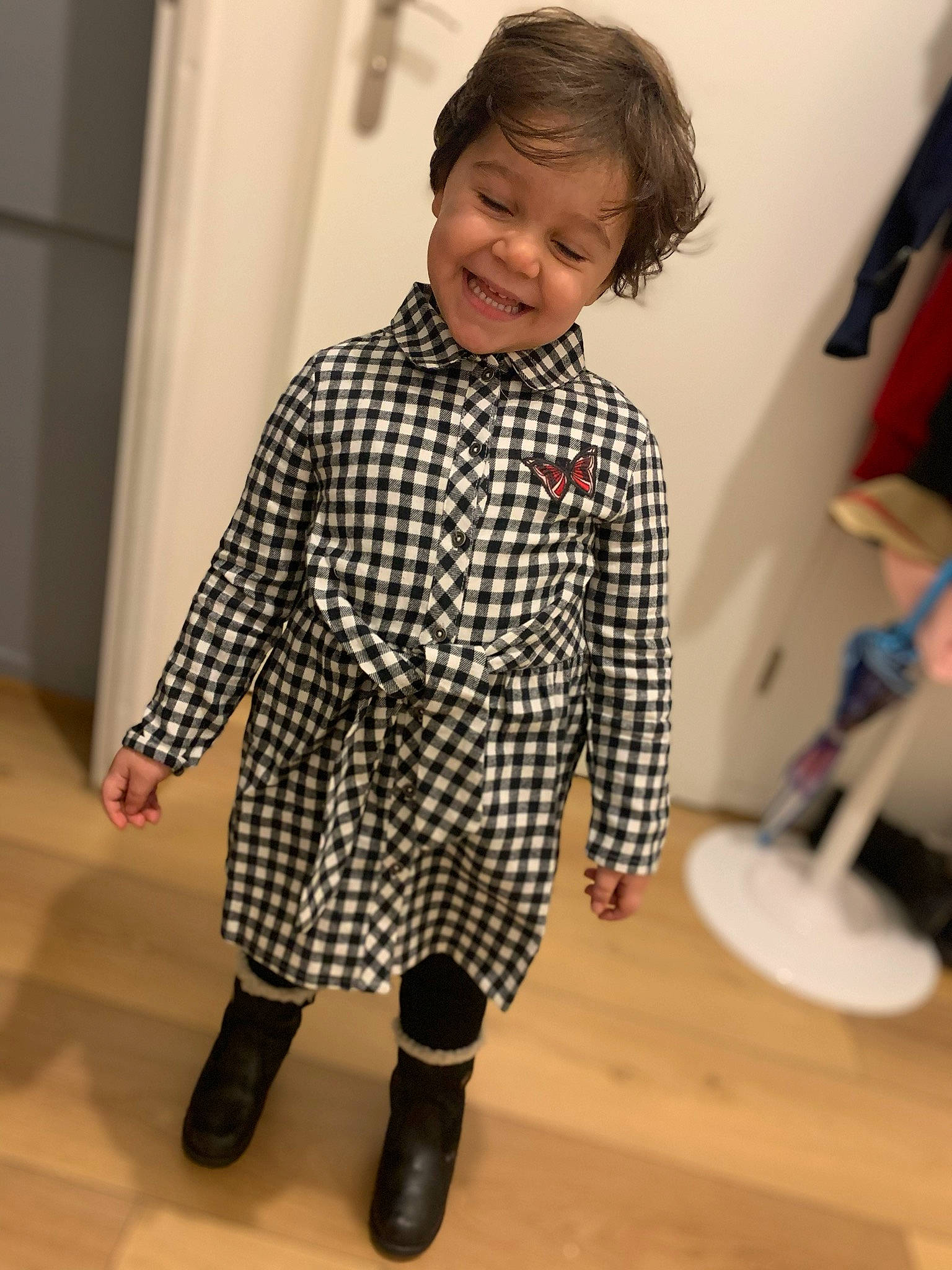 Emna a rejoint le concours — aidez-le/la à gagner de superbes lots ! child, clothing, design, footwear, joy, knee, outerwear, pattern, person, plaid, shirt, shoe, sleeve, standing, t_shirt, tartan, textile, toddler