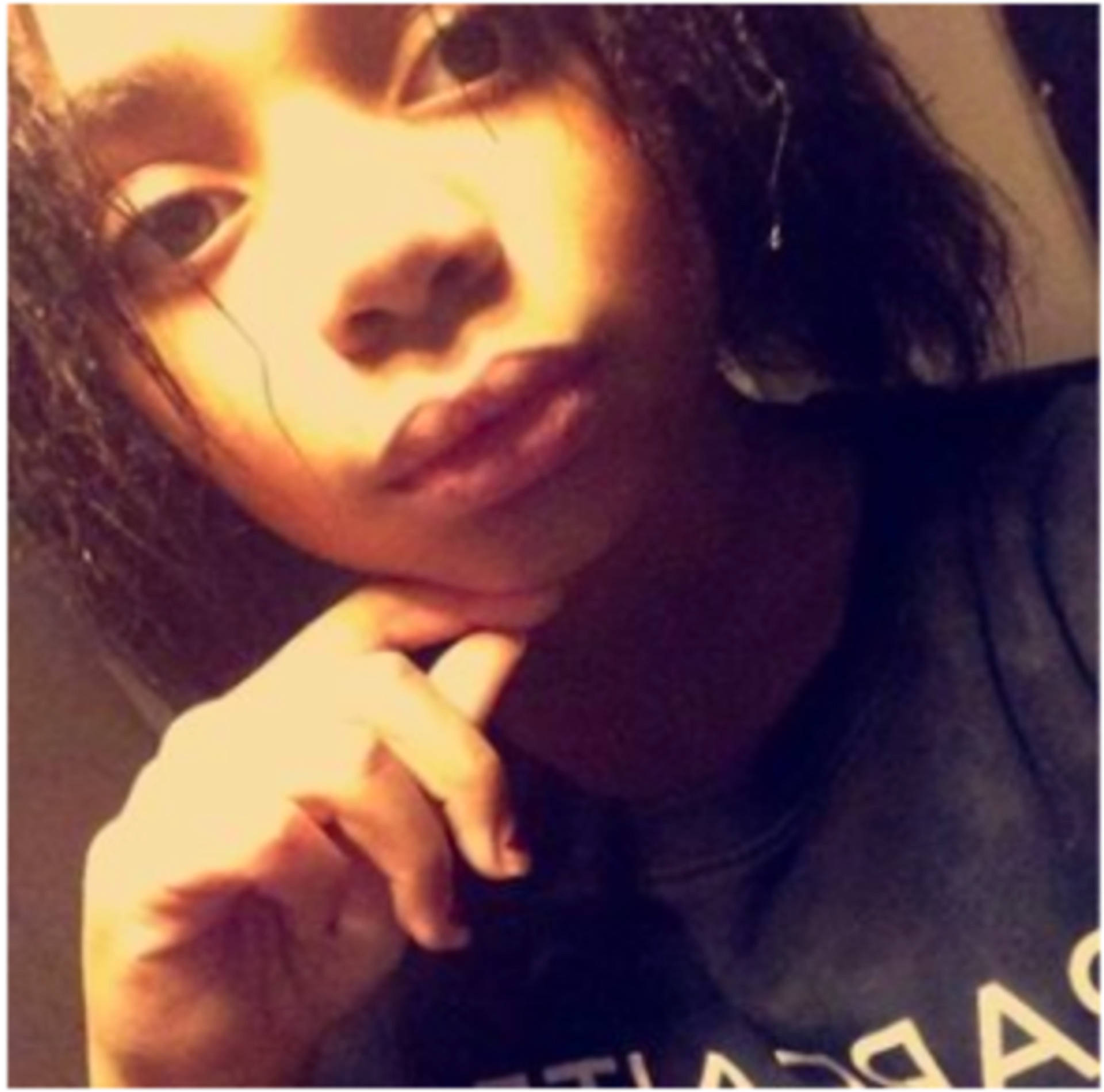 Ophélie participe au concours pour gagner de l'argent avec cette photo : album_cover, black_hair, brown_hair, cheek, chin, ear, emotion, eyebrow, facial_hair, forehead, girl, jaw, lip, long_hair, mouth, neck, nose, person, photo_caption, selfie