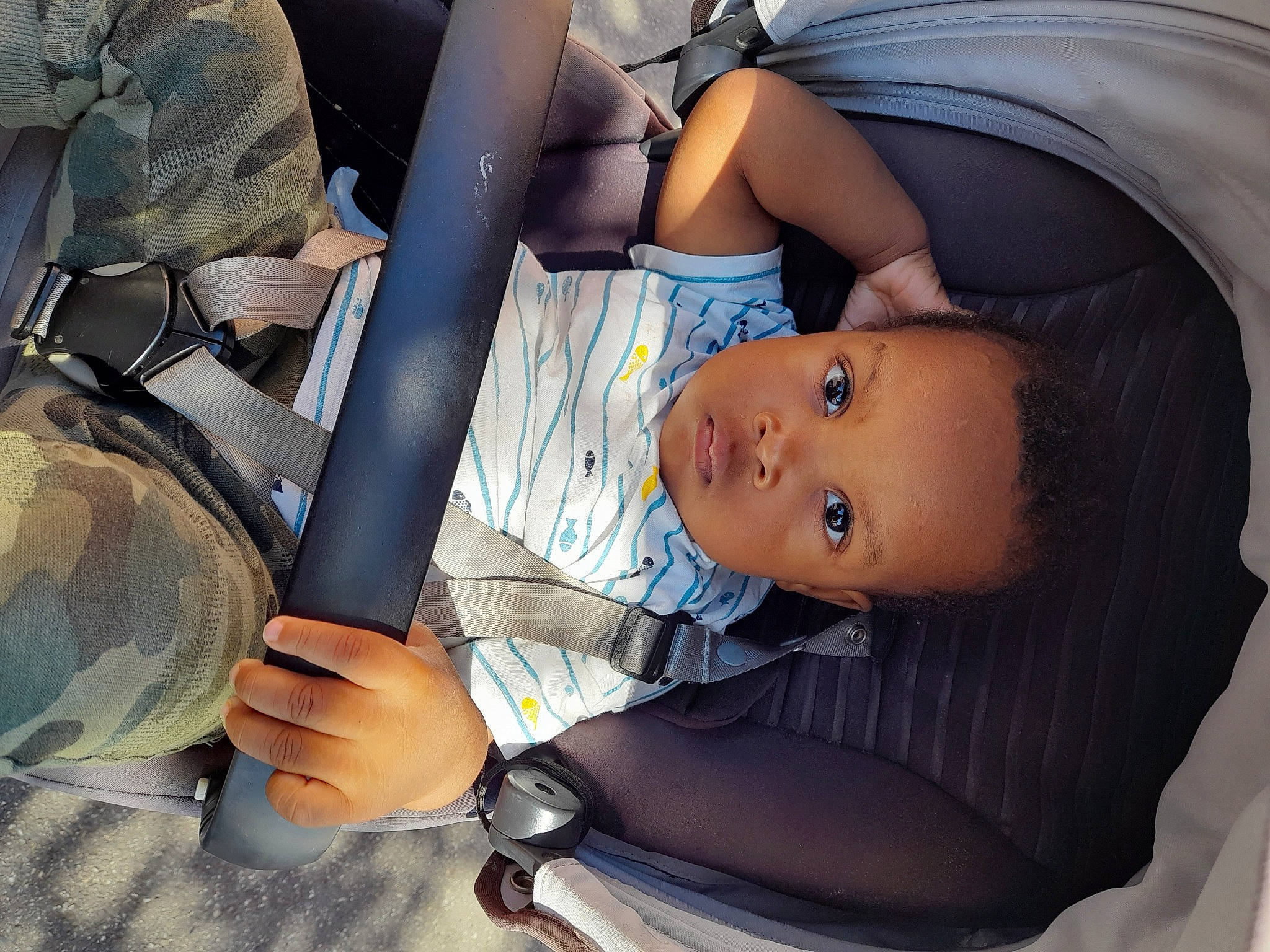 Lucas a rejoint le concours — aidez-le/la à gagner de superbes lots ! auto_part, automotive_design, car_seat, child, comfort, design, eyewear, gesture, hand, joint, marines, military_organization, military_person, military_uniform, person, product, sitting, soldier, toddler, vehicle_door