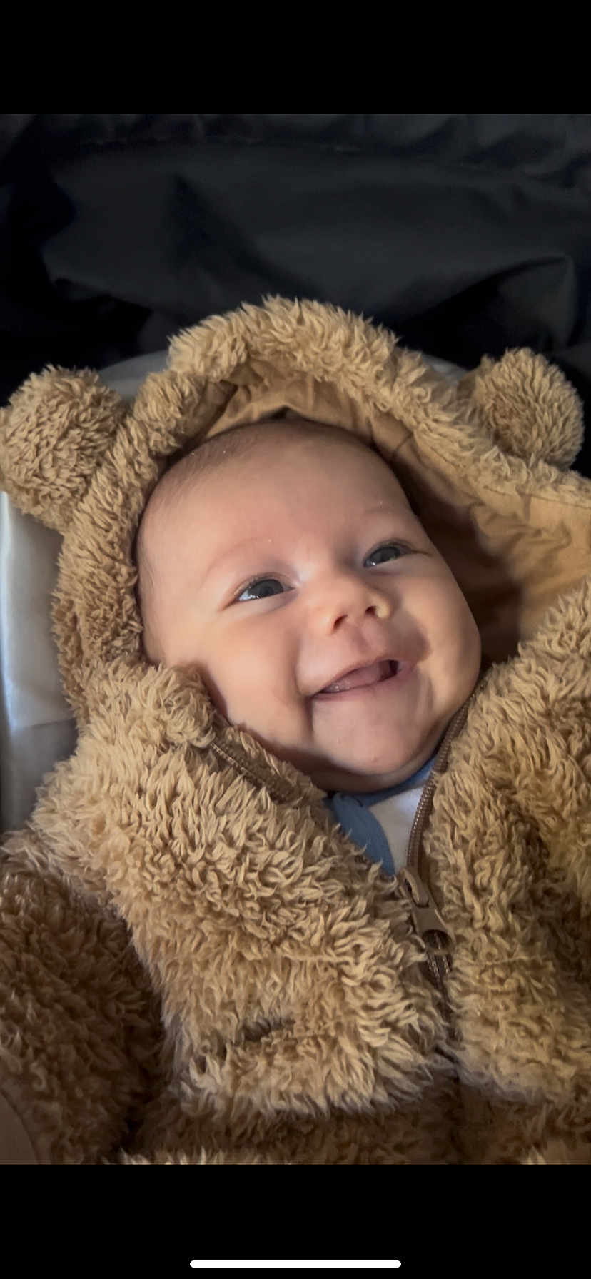 Eyden participe au concours pour gagner de l'argent avec cette photo : baby, infant, smiling, face, blue_eyes, hood, teddy_bear_hood, fuzzy_jacket, zipper, chubby_cheeks, close_up, portrait, cozy, soft_texture, warm_clothing, seated, indoor, happy, cute, children