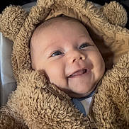Eyden a rejoint le concours — aidez-le/la à gagner de superbes lots ! baby, infant, smiling, face, blue_eyes, hood, teddy_bear_hood, fuzzy_jacket, zipper, chubby_cheeks, close_up, portrait, cozy, soft_texture, warm_clothing, seated, indoor, happy, cute, children