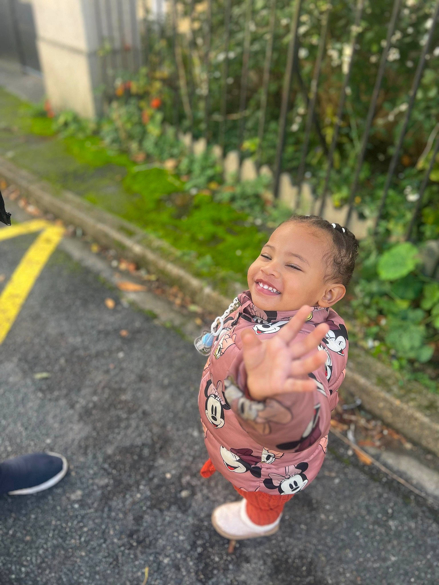 Ianah a rejoint le concours — aidez-le/la à gagner de superbes lots ! asphalt, baby, baby_toddler_clothing, child, fun, grass, happy, joy, laugh, leisure, people_in_nature, person, plant, portrait_photography, recreation, road, road_surface, sitting, smile, soil