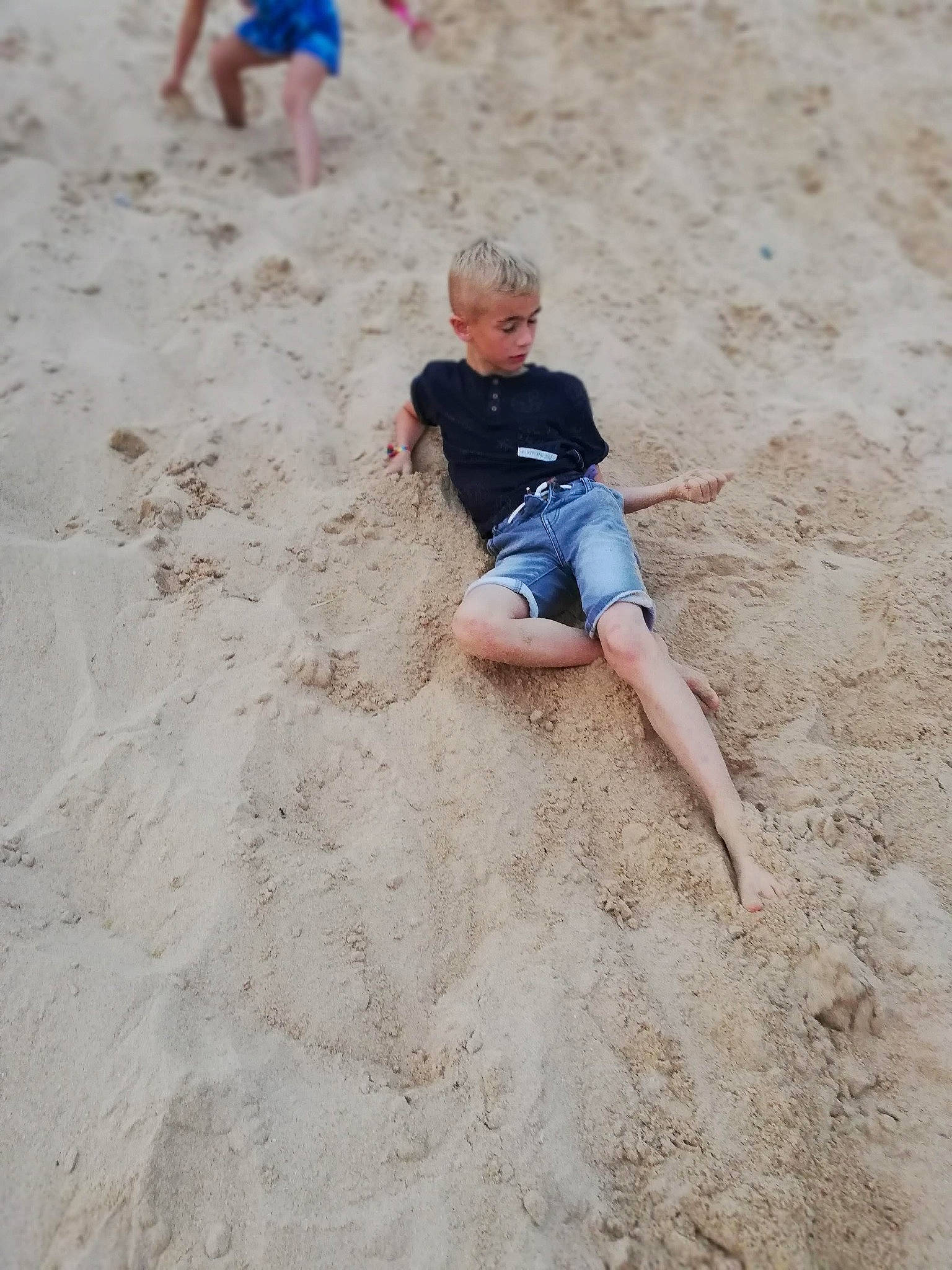 Calvin a rejoint le concours — aidez-le/la à gagner de superbes lots ! barefoot, beach, child, fun, leg, leisure, mud, person, play, recreation, sand, soil, summer, vacation