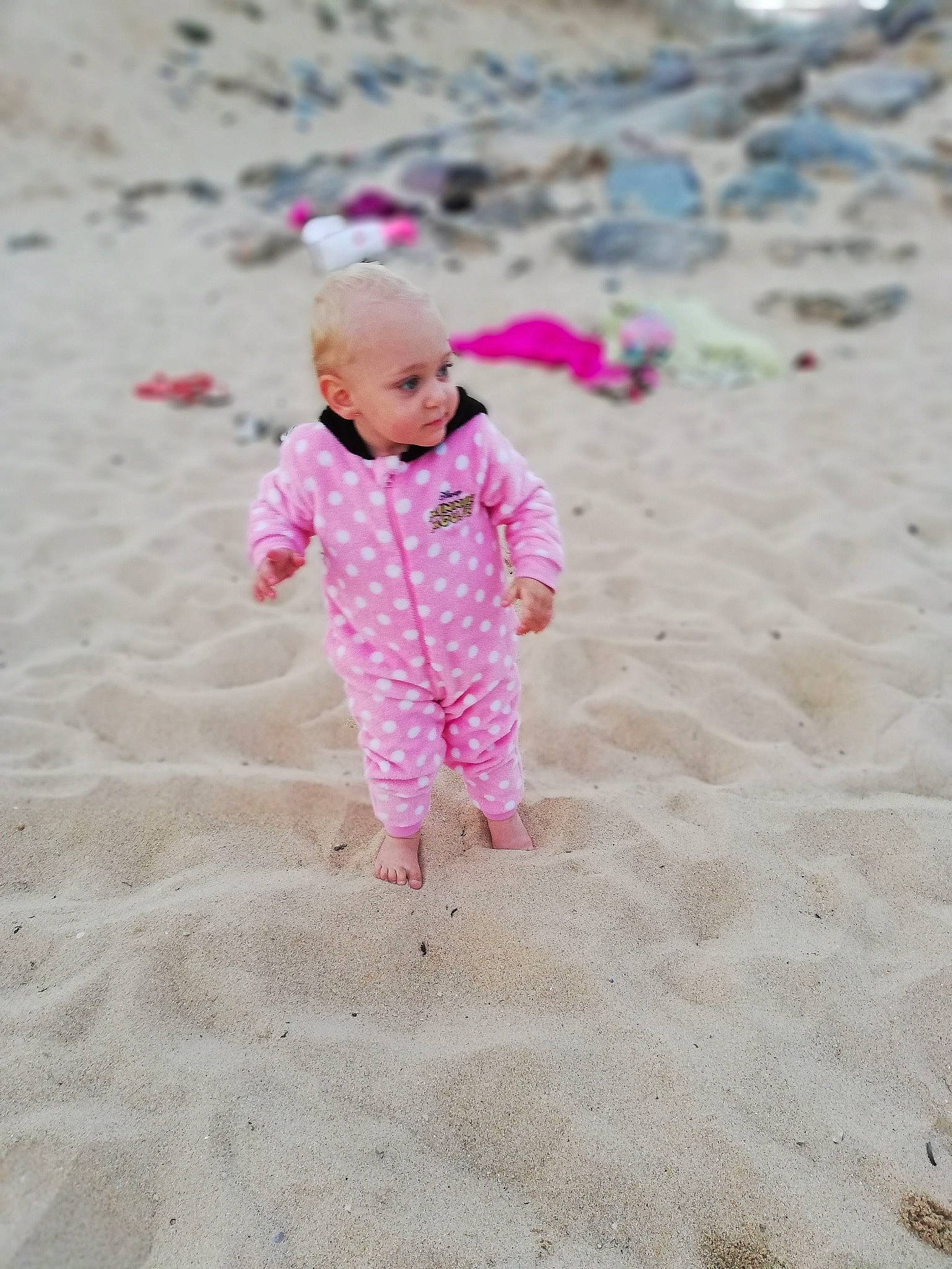 Sianna participe au concours pour gagner de l'argent avec cette photo : baby, beach, child, fun, happy, ocean, person, pink, play, sand, sea, smile, summer, toddler, vacation, water