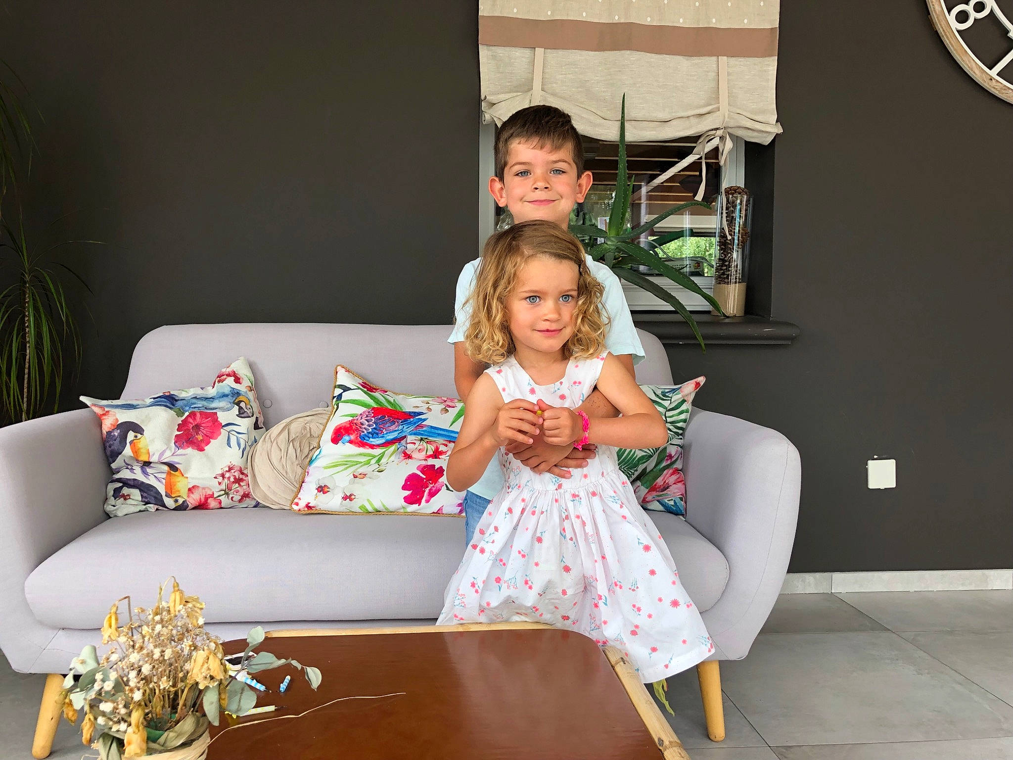 Livia a rejoint le concours — aidez-le/la à gagner de superbes lots ! coffee_table, comfort, couch, dress, event, flooring, fun, furniture, happy, human_leg, joy, leisure, living_room, person, pillow, plant, sitting, sofa_bed, studio_couch, table