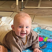 Jules participe au concours pour gagner de l'argent avec cette photo : baby, bright, child, clothing, colorful, crawling, cute, face, flooring, hand, happy, head, indoor, infant, person, play_mat, playful, rug, smiling, toys