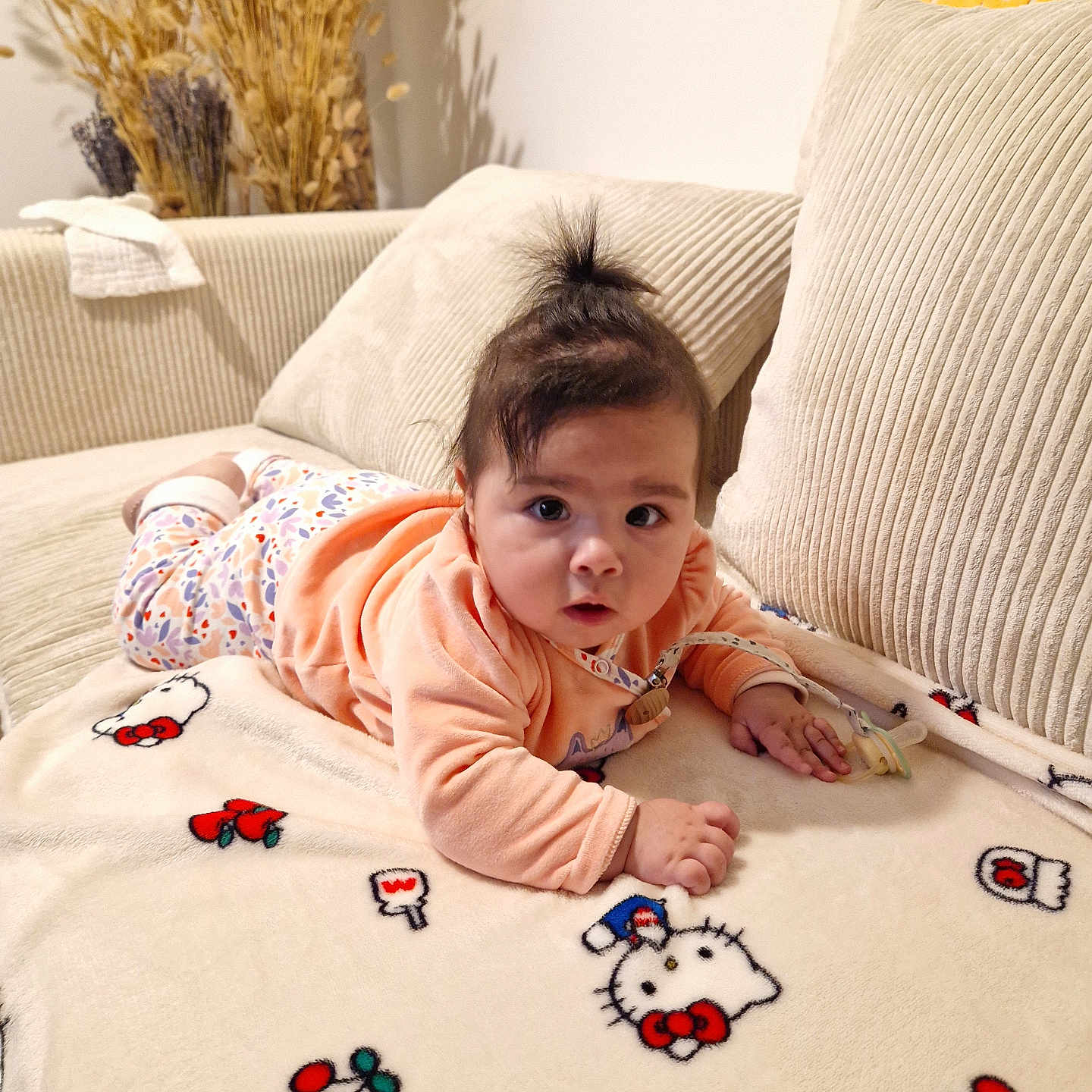 Alessandra a rejoint le concours — aidez-le/la à gagner de superbes lots ! baby, blanket, child, couch, cozy, curious, cute, expression, face, hair, hello_kitty, home, indoors, infant, lying_down, pacifier, pajamas, pillow, soft_furniture, toddler