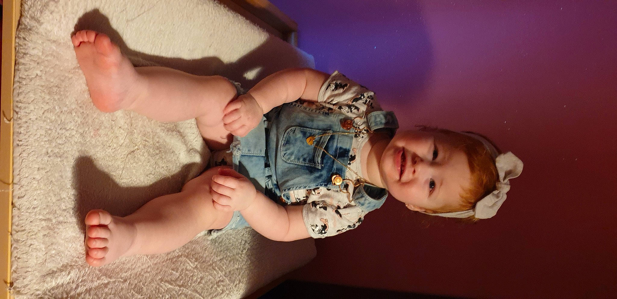 Alice a rejoint le concours — aidez-le/la à gagner de superbes lots ! baby, baby_toddler_clothing, child, fashion_accessory, finger, flash_photography, fun, gesture, hand, happy, human_body, joy, nail, pattern, person, skin, smile, thumb, toddler, tree