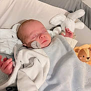 Mahë a rejoint le concours — aidez-le/la à gagner de superbes lots ! baby, blanket, bunny, child, comfort, cozy, crib, cuddly, cute, indoors, infant, lion, nursery, pajamas, peaceful, plush_toy, resting, sleeping, soft_toy, toddler