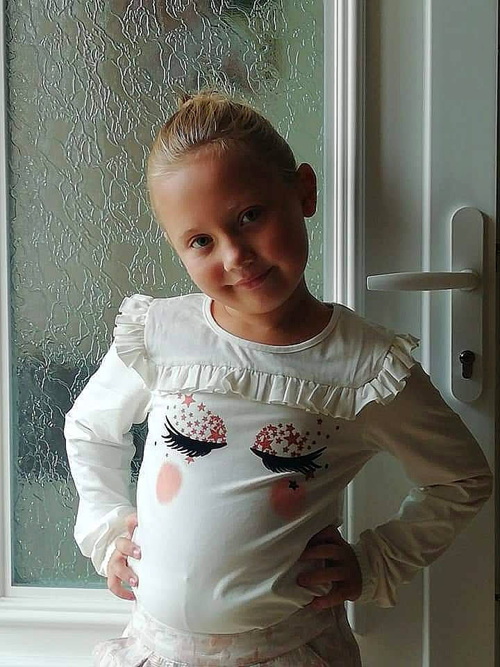 Elyse a rejoint le concours — aidez-le/la à gagner de superbes lots ! arm, child, child_model, cool, joy, neck, person, photography, shoulder, sleeve, smile, standing, t_shirt, top, white, window