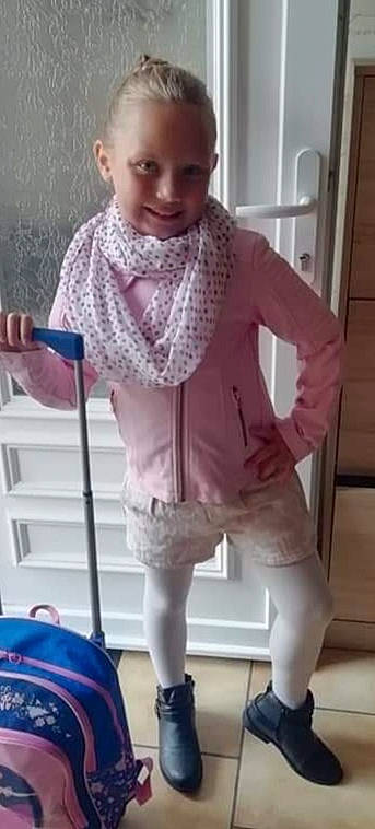 Elyse a rejoint le concours — aidez-le/la à gagner de superbes lots ! baby, blazer, cardigan, cheek, child, child_model, clothing, footwear, jacket, neck, outerwear, person, product, shoe, shoulder, sleeve, sportswear, standing, sweater, toddler