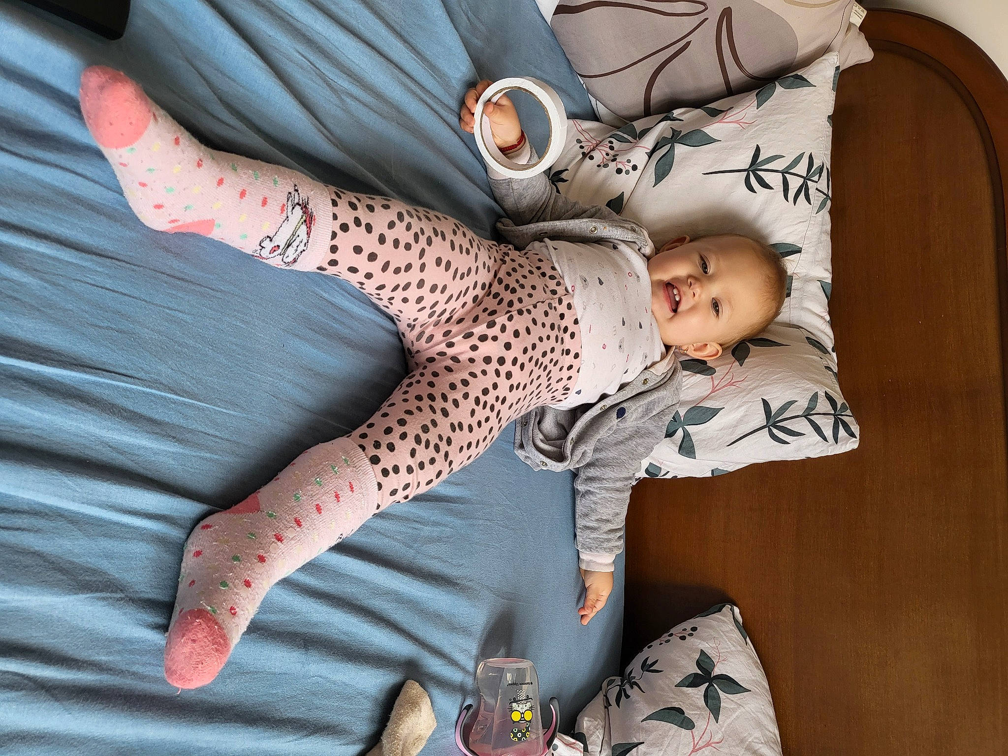 Sara a rejoint le concours — aidez-le/la à gagner de superbes lots ! abdomen, comfort, elbow, fashion_design, finger, gesture, human_leg, knee, linens, pattern, person, sitting, sleeve, street_fashion, textile, thigh, toddler, trunk, waist, wood