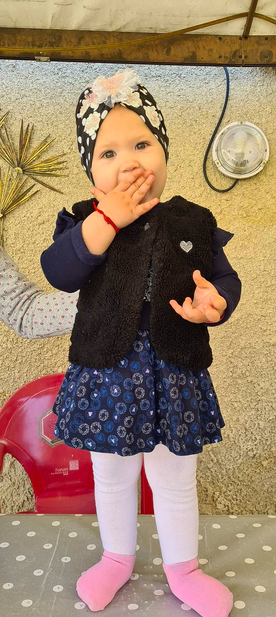 Sara a rejoint le concours — aidez-le/la à gagner de superbes lots ! baby_toddler_clothing, beauty, cool, face, fun, hairstyle, happy, headgear, headwear, knee, outerwear, pattern, person, pink, sleeve, smile, snapshot, street_fashion, textile, thigh