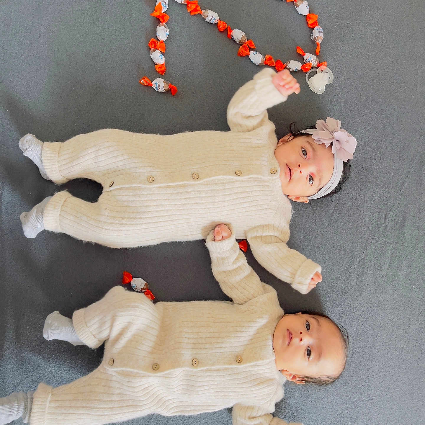 Satkar participe au concours pour gagner de l'argent avec cette photo : adorable, baby, blanket, candy, child, cozy, cute, happy, headband, indoor, infant, lying_down, matching_outfits, neutral_colors, onesie, pacifier, sleepwear, soft_texture, twin, two_babies