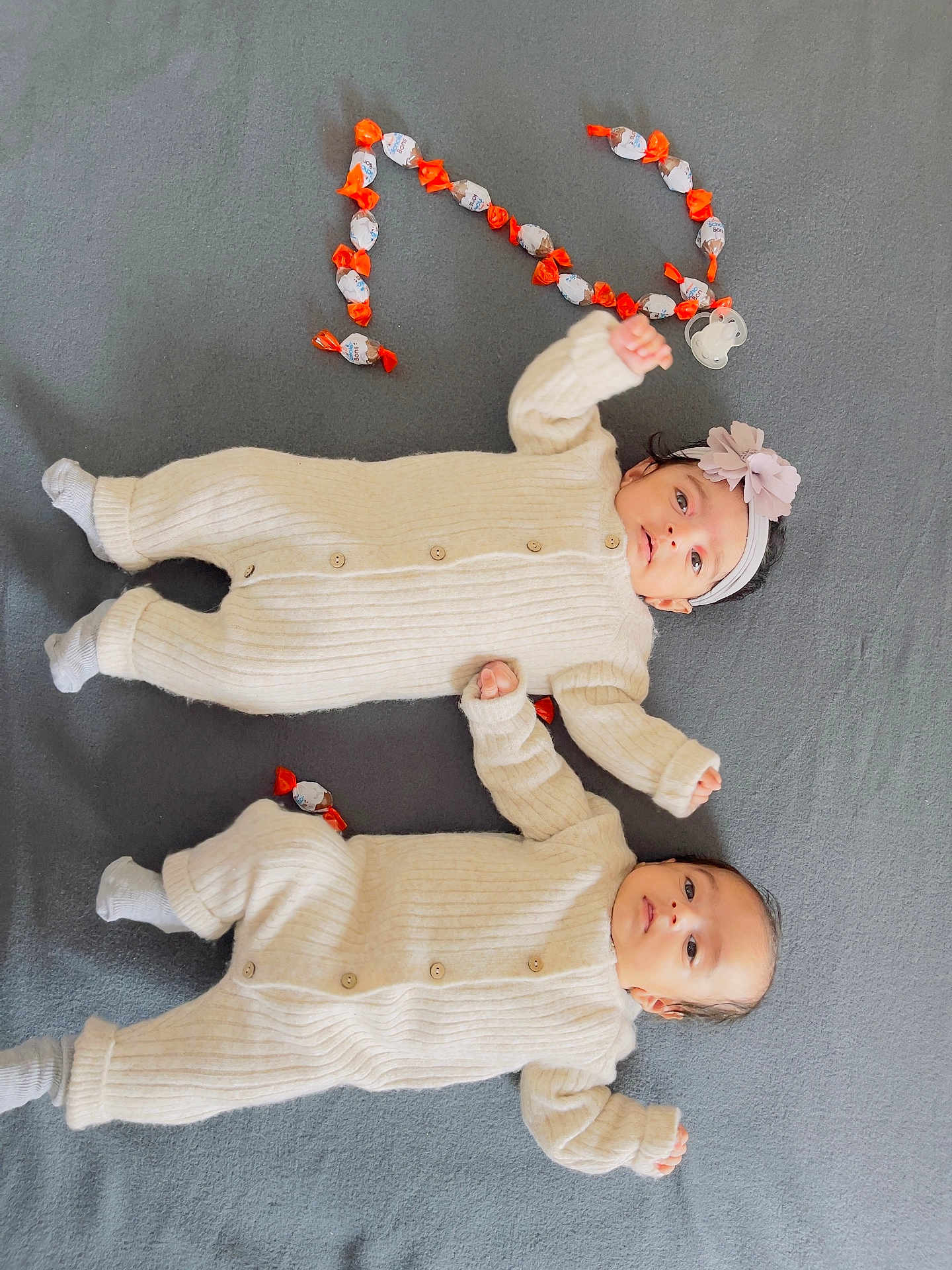 Satkar participe au concours pour gagner de l'argent avec cette photo : baby, infant, twin, matching_outfits, onesie, headband, pacifier, candy, blanket, soft_texture, cute, lying_down, indoor, sleepwear, adorable, child, two_babies, cozy, neutral_colors, happy