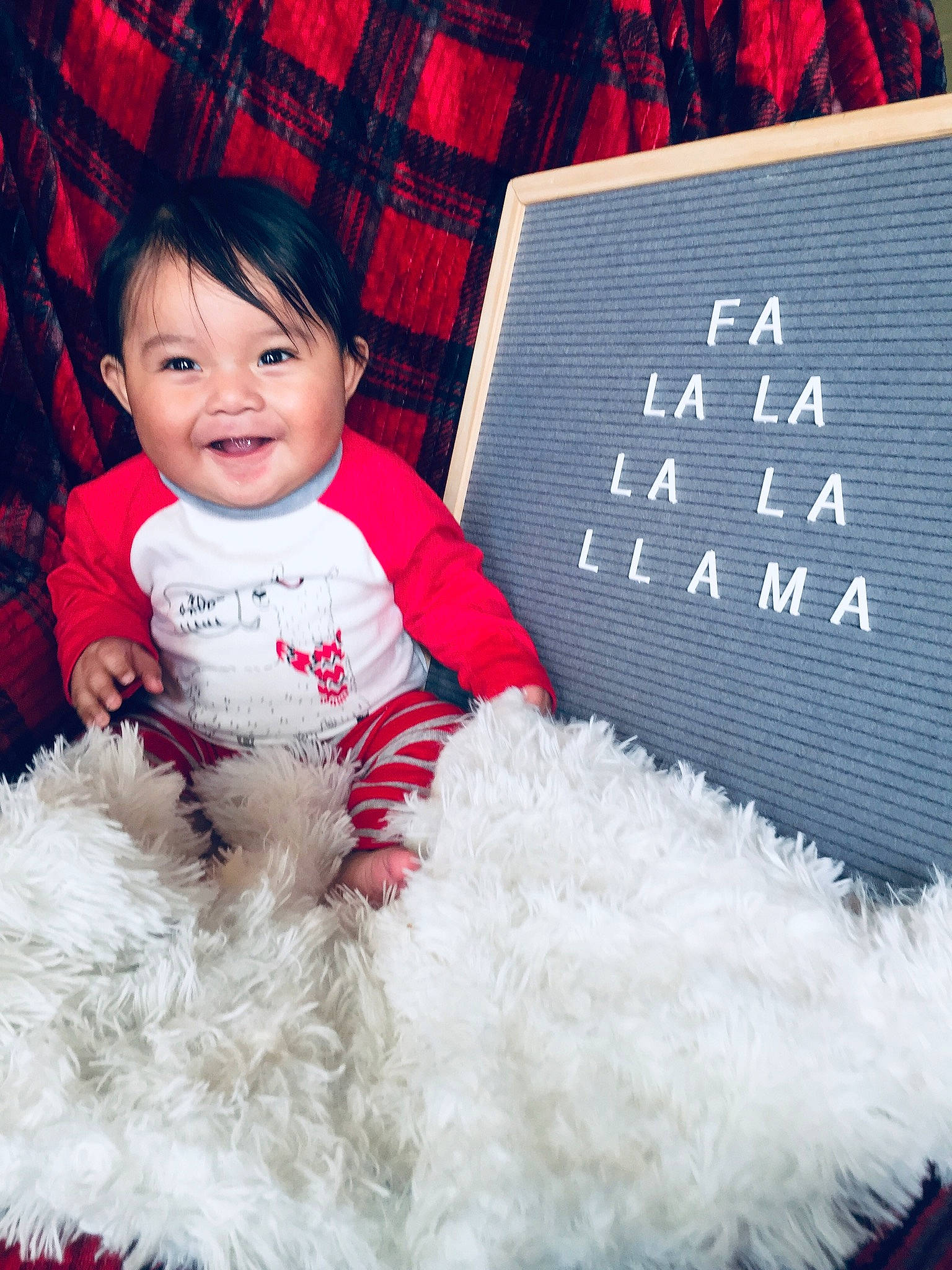 Fabian is registered to the contest to win money with this photo: baby, beauty, child, christmas, christmas_eve, event, facial_expression, fictional_character, fur, happy, holiday, joy, lap, laugh, person, photography, red, skin, smile, textile