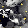 Uno participe au concours pour gagner de l'argent avec cette photo : child, kitten, black_and_white, couch, cozy, sleeping, cute, heart_overlay, blond_hair, casual_clothing, relaxing, indoor, soft_texture, small_pet, tender_moment, resting, closeup, comfort, young, affection