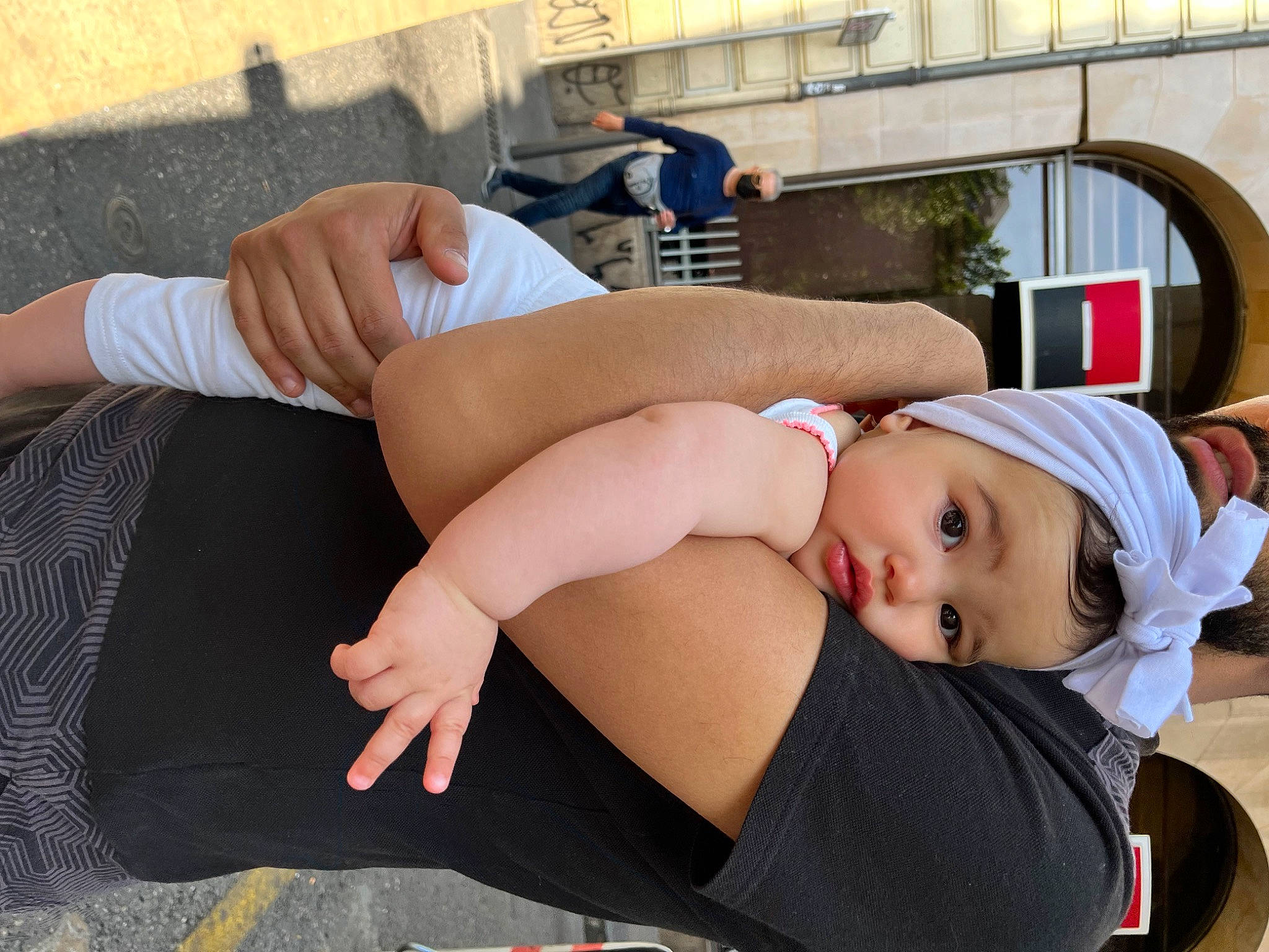 Kamila participe au concours pour gagner de l'argent avec cette photo : abdomen, blond, chair, chest, comfort, elbow, foot, headwear, human_leg, joint, knee, lap, leg, leisure, muscle, person, shoulder, sitting, sunglasses, thigh