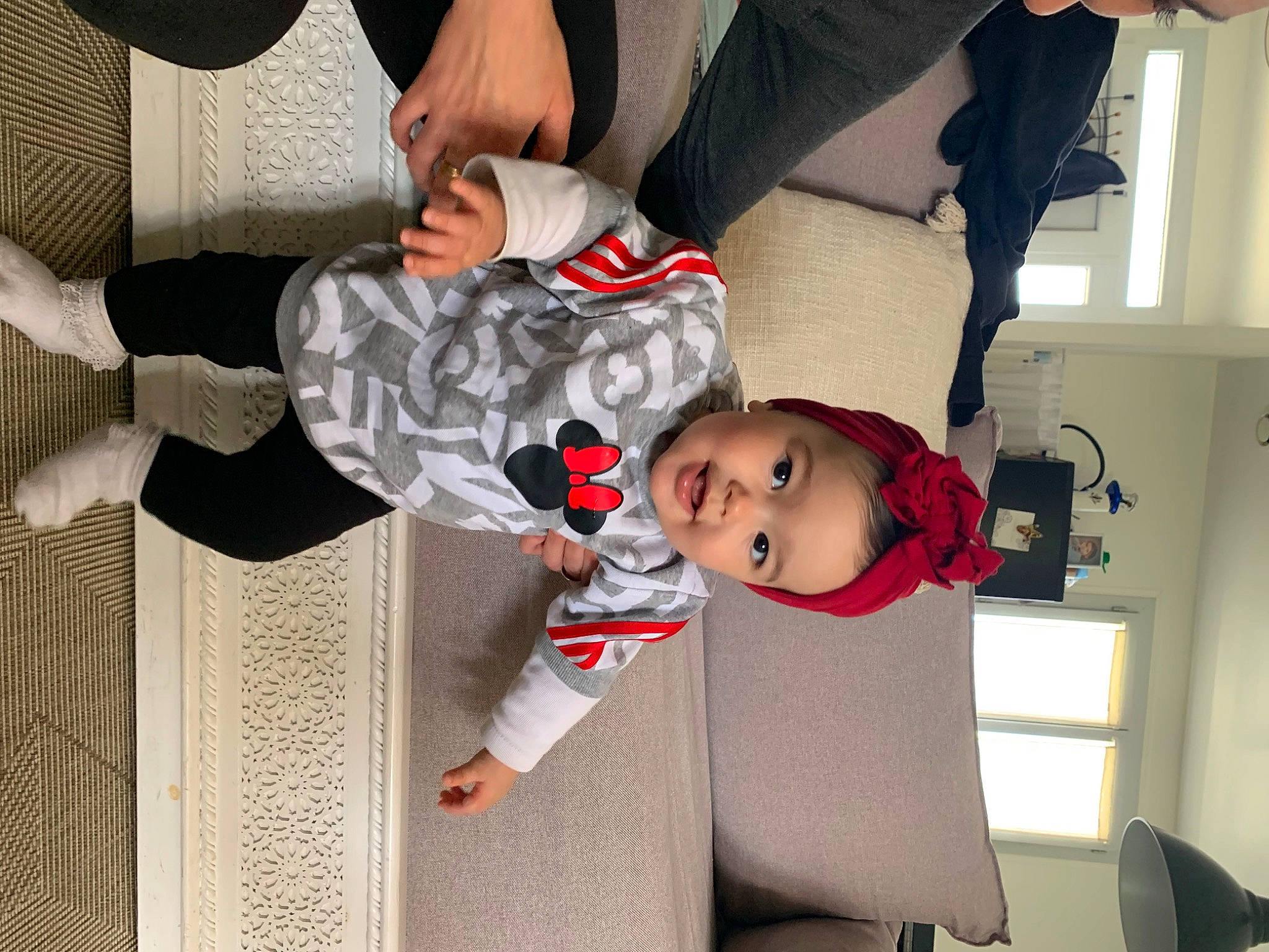 Kamila a rejoint le concours — aidez-le/la à gagner de superbes lots ! baby, baby_products, baby_toddler_clothing, blurred, carmine, child, comfort, fun, gesture, human_leg, lap, pattern, person, plaid, room, sitting, sleeve, sock, textile, thigh