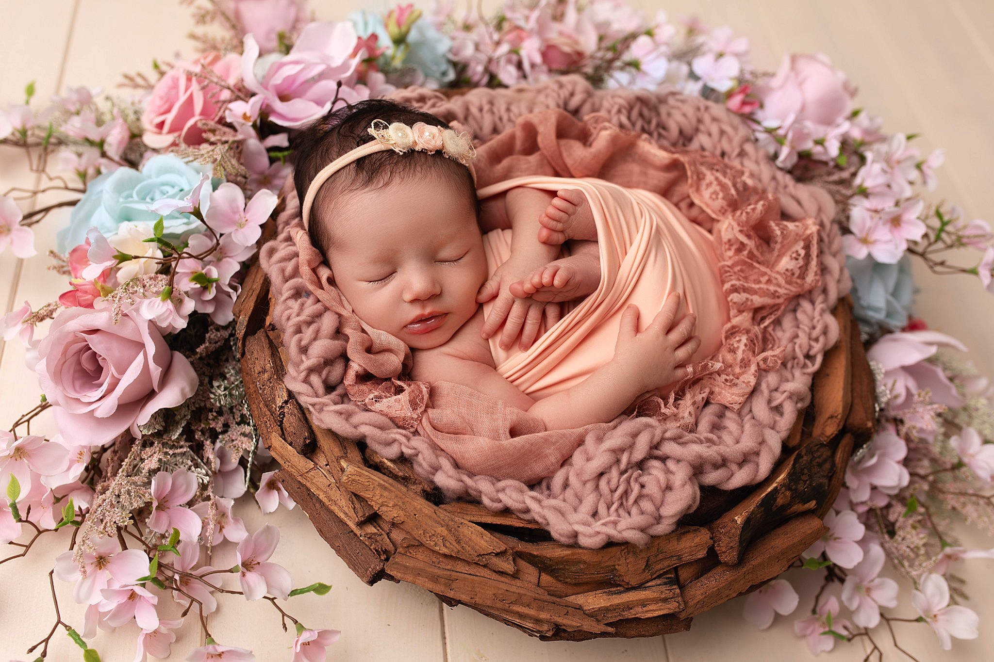 Kamila participe au concours pour gagner de l'argent avec cette photo : baby, baby_toddler_clothing, basket, bouquet, child, cut_flowers, floral_design, flower, flower_arranging, hand, happy, headpiece, jewellery, person, petal, pink, plant, rose, textile, toddler