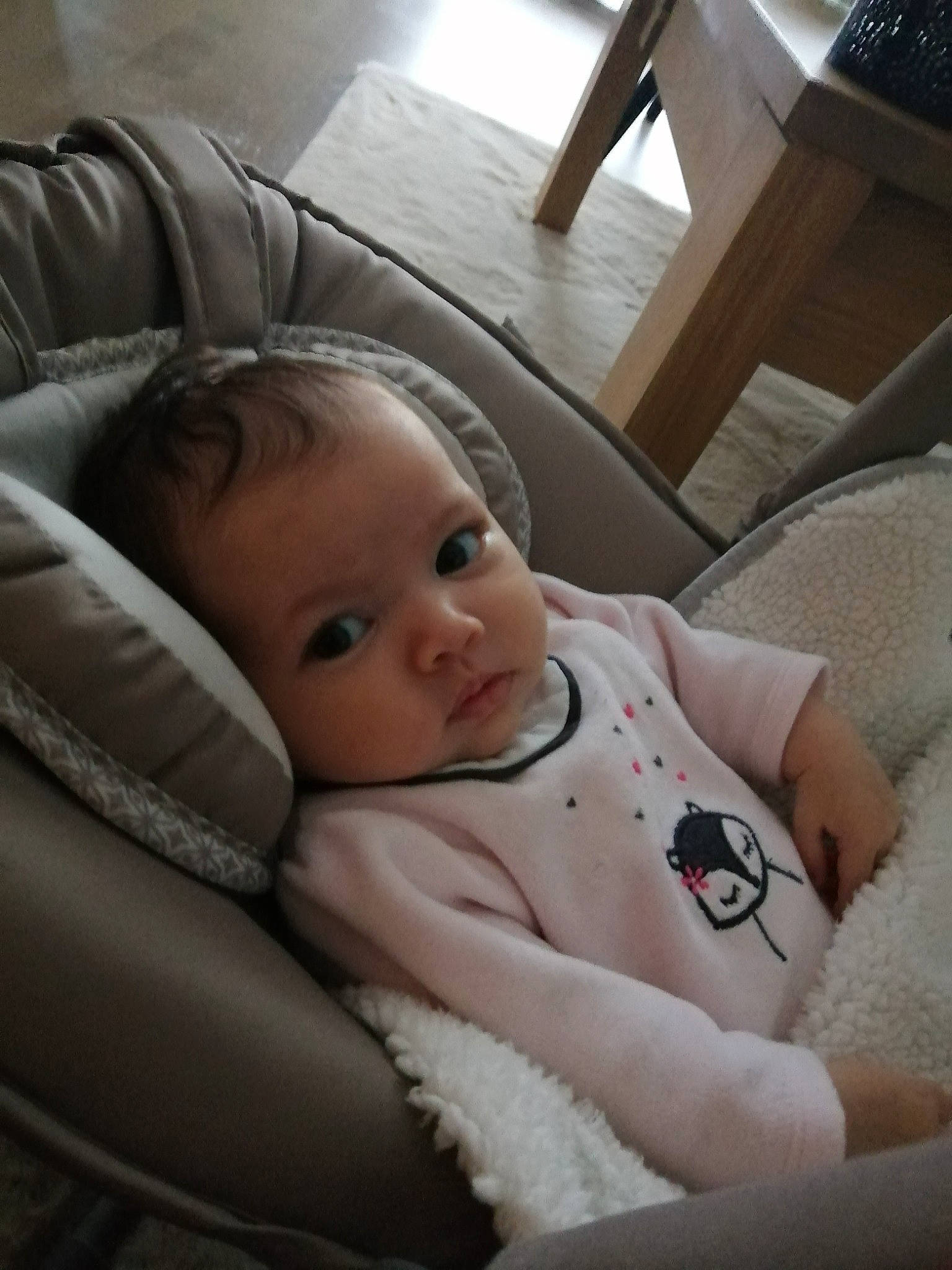 Léa a rejoint le concours — aidez-le/la à gagner de superbes lots ! baby, baby_toddler_clothing, chair, cheek, child, comfort, person, room, sitting, skin, toddler, wood