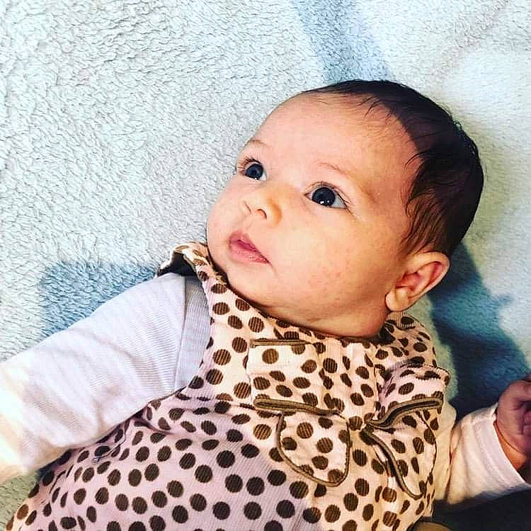 Léa participe au concours pour gagner de l'argent avec cette photo : baby, baby_toddler_clothing, cheek, child, collar, comfort, ear, eye, eyebrow, eyelash, happy, head, iris, lip, nose, outerwear, pattern, person, sleeve, textile