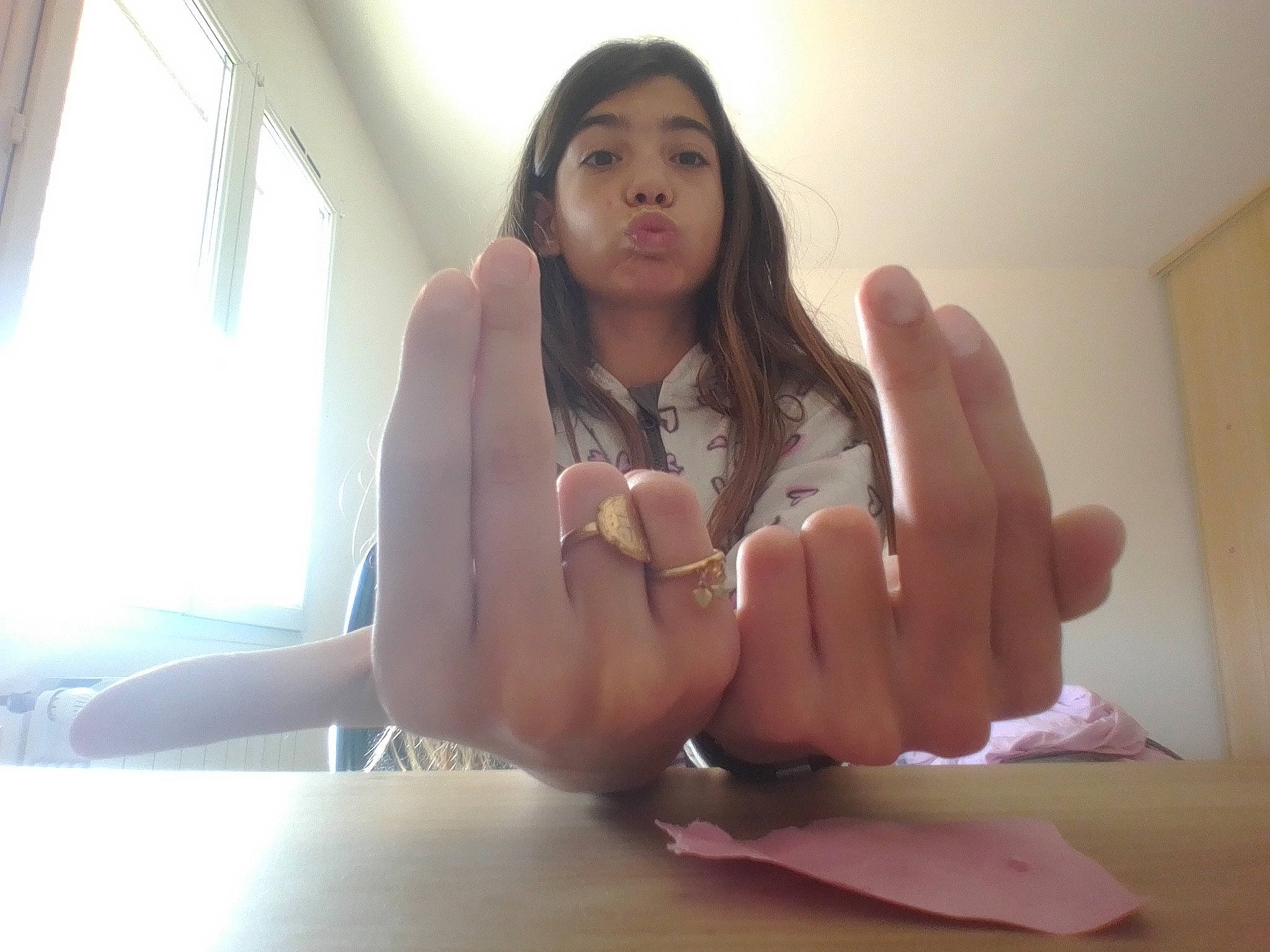 Erika a rejoint le concours — aidez-le/la à gagner de superbes lots ! arm, barefoot, comfort, elbow, finger, flooring, foot, fun, gesture, happy, human_leg, knee, long_hair, nail, person, table, thigh, thumb, window, wood