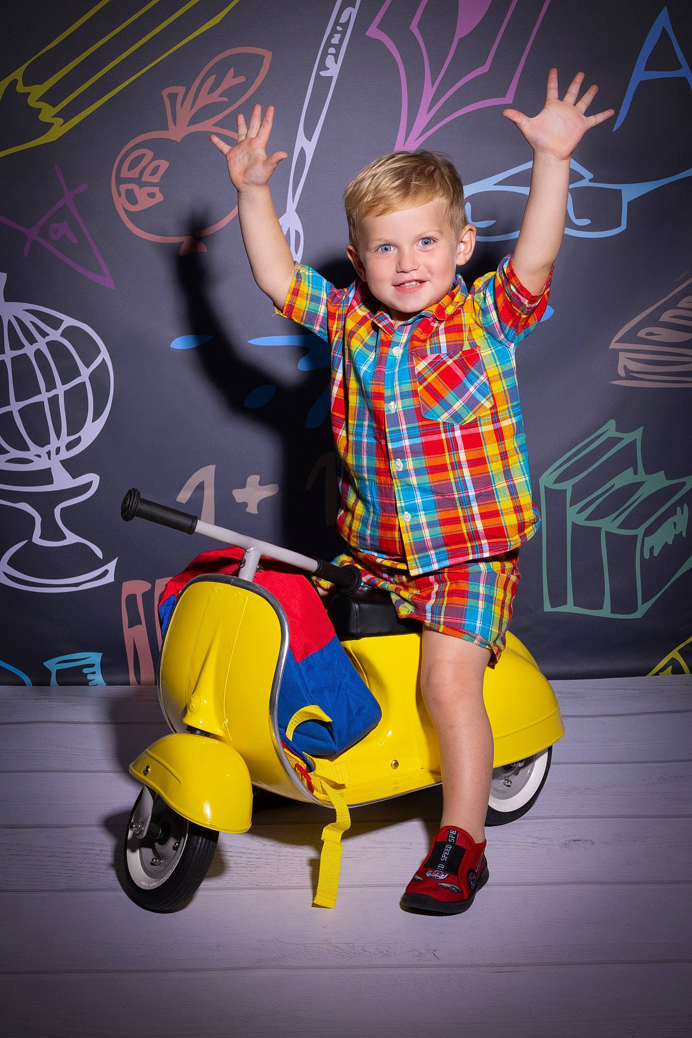 Arsène a rejoint le concours — aidez-le/la à gagner de superbes lots ! automotive_design, automotive_tire, dress, electric_blue, event, flash_photography, fun, happy, joy, leg, leisure, motor_vehicle, pattern, person, plaid, sandal, shoe, smile, t_shirt, tire