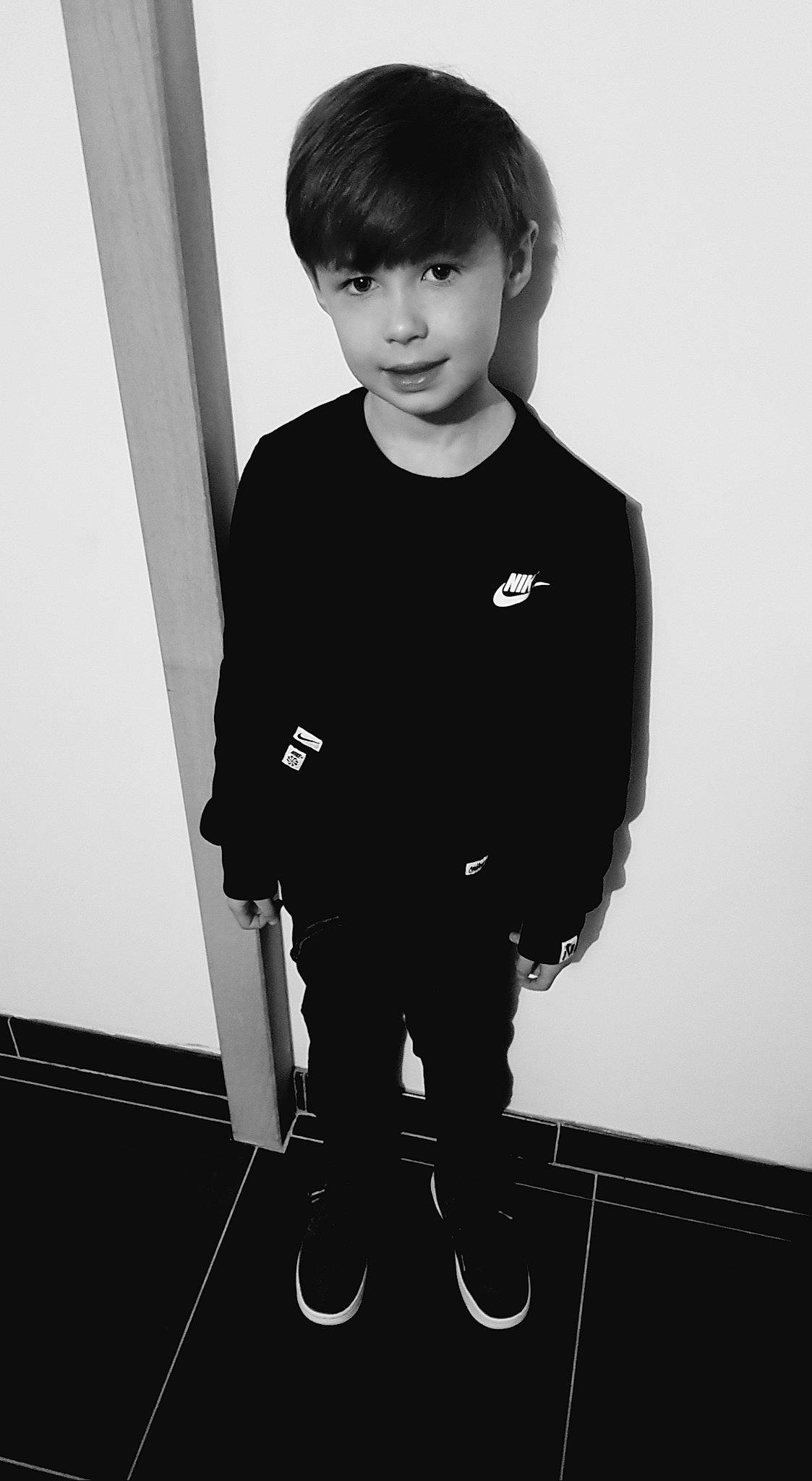 Ilyan a rejoint le concours — aidez-le/la à gagner de superbes lots ! black, black_and_white, black_hair, child_model, collar, cool, long_sleeved_t_shirt, monochrome, monochrome_photography, person, photo_shoot, portrait, sleeve, standing, style, walking_shoe, white