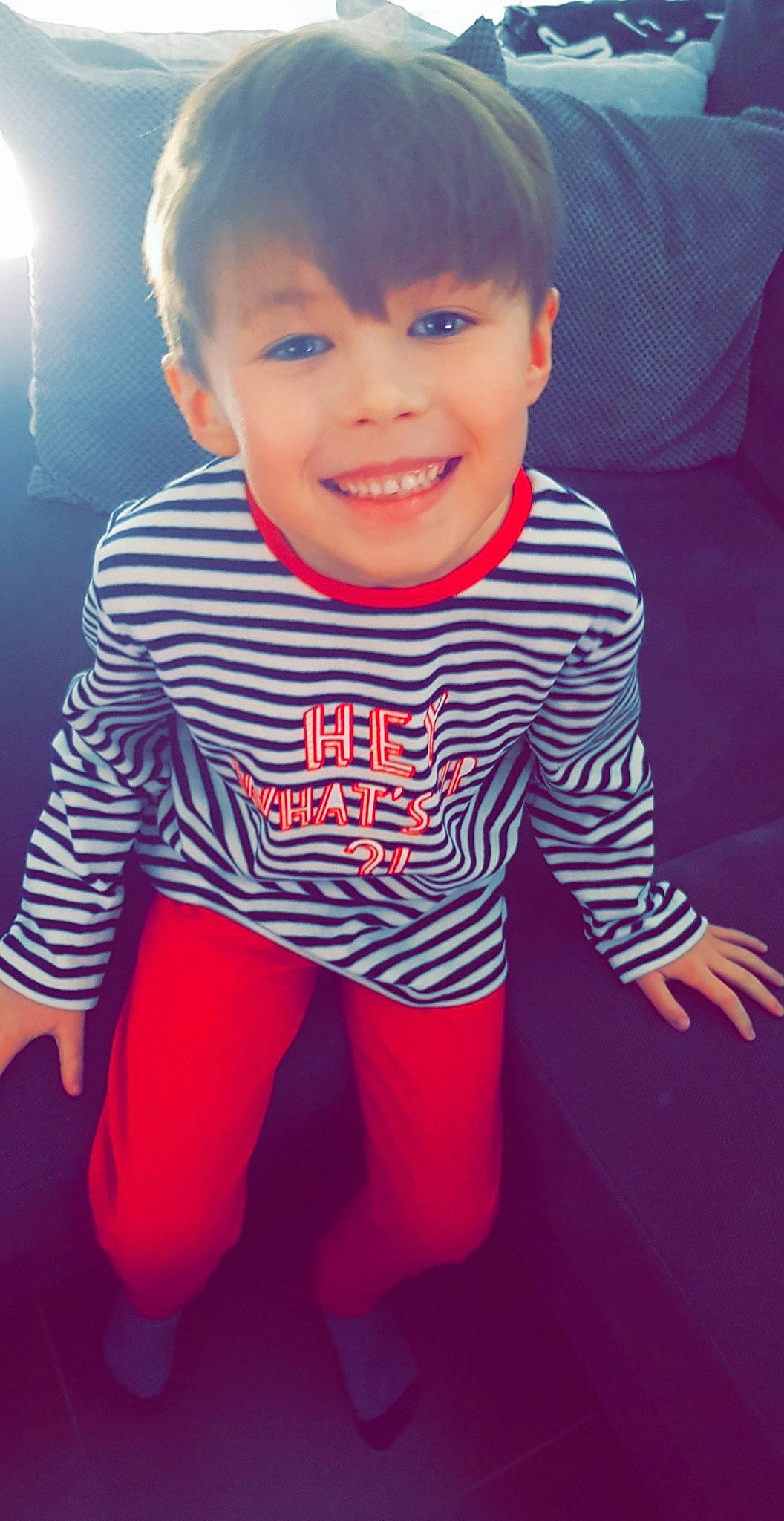 Ilyan participe au concours pour gagner de l'argent avec cette photo : active_shirt, baby, baby_toddler_clothing, child, cool, couch, ear, happy, head, joy, laugh, long_sleeved_t_shirt, person, pleased, sleeve, toddler, tooth