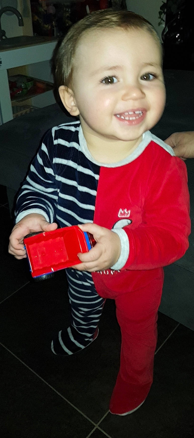 Naho participe au concours pour gagner de l'argent avec cette photo : baby, baby_toddler_clothing, carmine, cheek, communication_device, cool, finger, gadget, hand, joy, laugh, nail, person, play, sleeve, standing, thumb, toddler