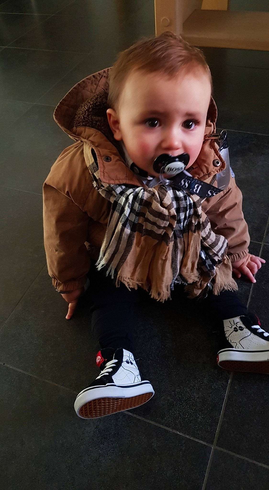 Naho participe au concours pour gagner de l'argent avec cette photo : athletic_shoe, baby, baby_toddler_clothing, cheek, child, child_model, collar, cool, ear, eye, footwear, mouth, nose, outdoor_shoe, pattern, person, shoe, sneakers, street_fashion, toddler