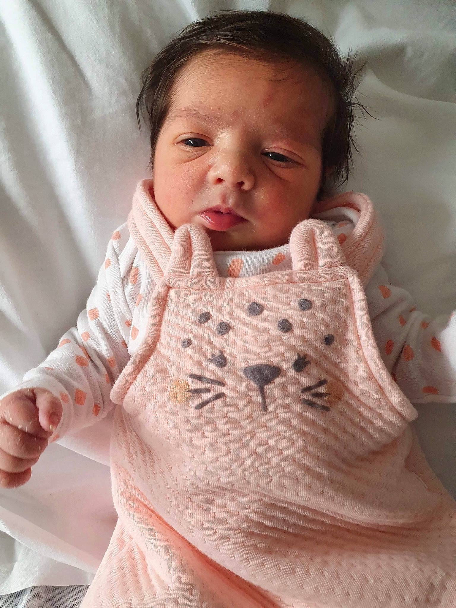 Leyanna a rejoint le concours — aidez-le/la à gagner de superbes lots ! baby, baby_sleeping, baby_toddler_clothing, cheek, comfort, eyebrow, eyelash, facial_expression, finger, gesture, lip, mouth, neck, nose, person, pink, product, skin, sleeve, thumb