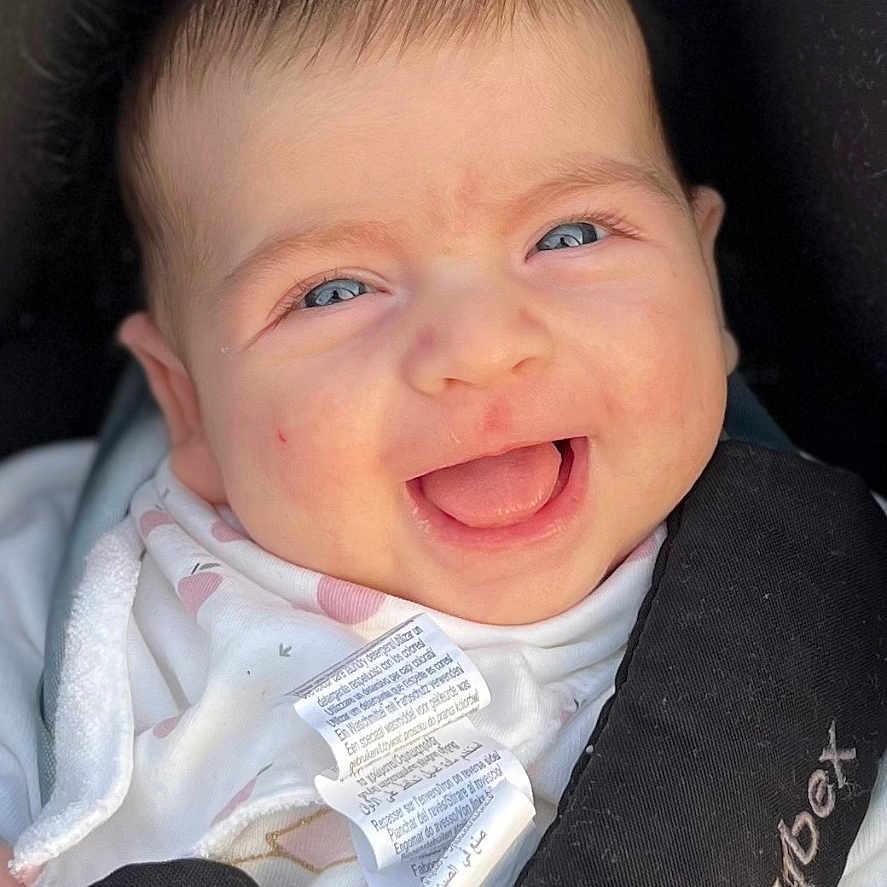 Leria a rejoint le concours — aidez-le/la à gagner de superbes lots ! accessories, baby, babylaughing, bodypart, clothing, coat, cushion, face, formalwear, happy, head, jacket, laughing, mouth, person, photography, portrait, smile, teeth, tie