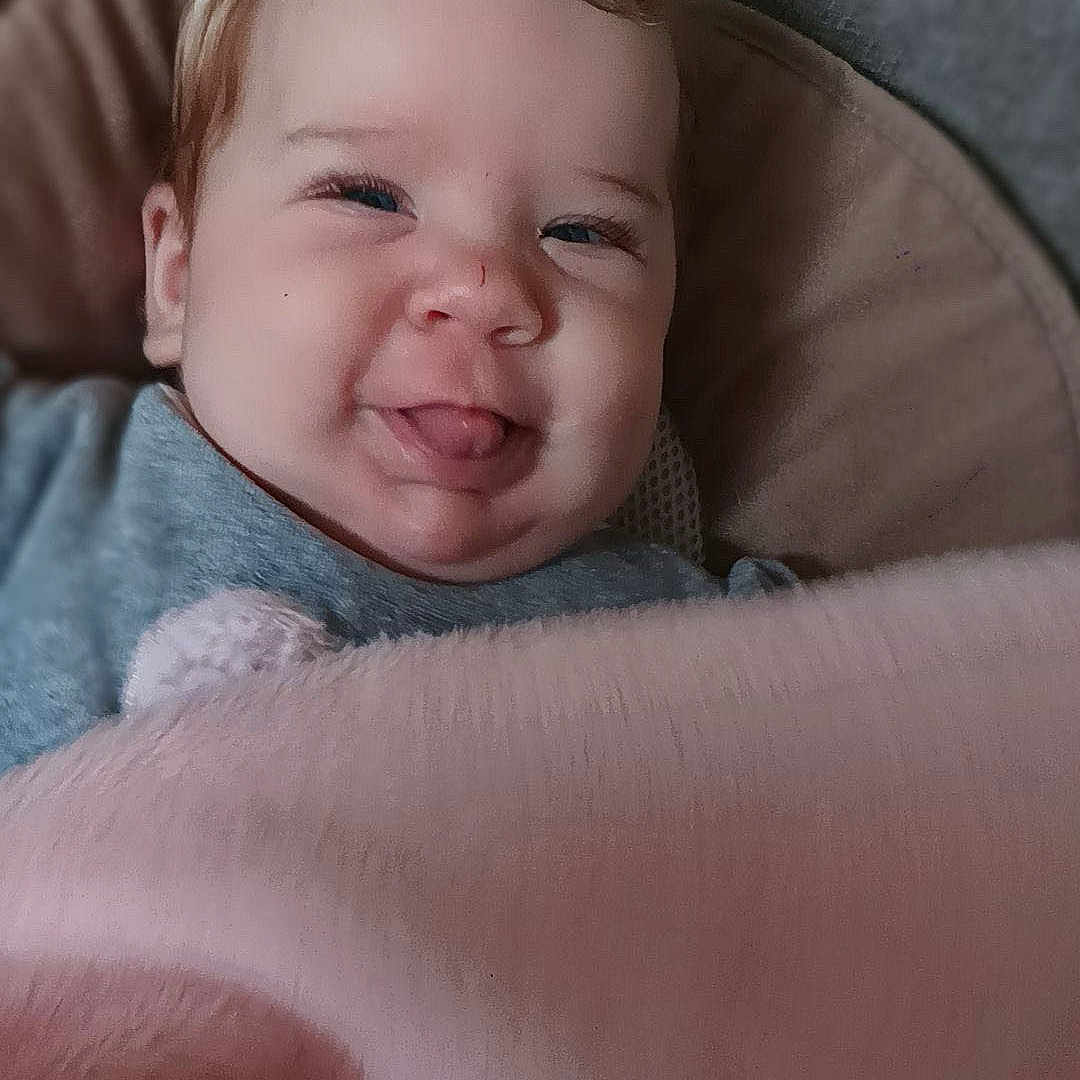 Lyana participe au concours pour gagner de l'argent avec cette photo : baby, babylaughing, blanket, clothing, cushion, face, furniture, happy, head, homedecor, laughing, newborn, person, photography, portrait, quilt, sleeping, smile, t_shirt