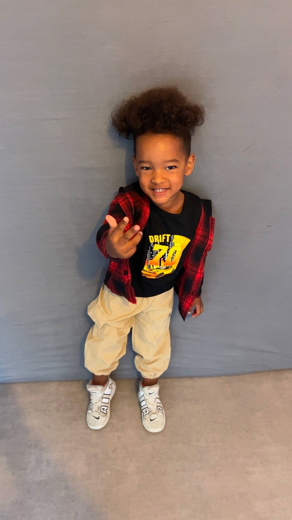 Kemran a rejoint le concours — aidez-le/la à gagner de superbes lots ! baby_toddler_clothing, cheek, child, flooring, fun, gesture, happy, hardwood, human_leg, joy, knee, nose, person, sleeve, smile, sneakers, standing, t_shirt, thigh, thumb